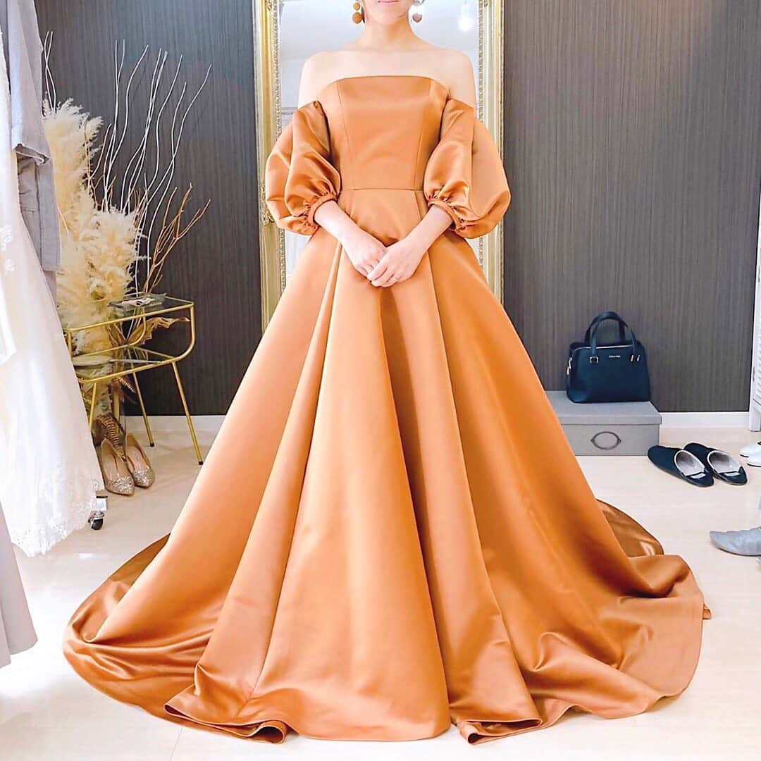 プレ花嫁の結婚式準備アプリ♡ -ウェディングニュースさんのインスタグラム写真 - (プレ花嫁の結婚式準備アプリ♡ -ウェディングニュースInstagram)「上品で素敵🧡ドレス迷子の参考になるおしゃれドレス9選✨  ➸➸➸➸➸➸➸💒➸➸➸➸➸➸➸ 💚結婚式のお悩み 💚式場探しのお手伝い 💚指輪・ドレスなどショップの提案  など＊元プランナーに無料で🏡から相談できる♪  LINE相談カウンター： @weddingnews_lines ➸➸➸➸➸➸➸➸➸➸➸➸➸➸➸➸  こちらのお写真は  @ky____wed さんからリグラムさせていただきました🌟ありがとうございました😊✨   カバーは サテン地にマットなブラウンが印象的🧡 上品な #カラードレス です✨  質感と色味のバランスや、 シンプルなデザインの中で引き立つ ふんわりとした袖が魅力の1着💕  大人の女性の魅力を引き立ててくれる おしゃれなカラードレスです💕  ほかの #ドレス も素敵なので ぜひスワイプ👉🏻してみてくださいね✨  ＼📷投稿お待ちしています／  花嫁はもちろん、業者さんも大歓迎✨﻿ アナタのお写真や動画をご紹介してもOKという方は、ぜひ #ウェディングニュース に投稿してください💕﻿ 他のSNSでも掲載させていただく可能性がございます𓅪﻿  ………………………………………… 💚LINE相談カウンターとは？  完全無料🏡からLINEで元 #ウェディング プランナーに相談できちゃう♪  🌸どの式場を選んでよいかわからない  🌸 #結婚式準備 の進め方がわからない  🌸 指輪はどこで買うのがおすすめ？  🌸近場でドレスやエステを予約したい  🌸ゲストってどこまで招待すればいいの？新郎より人数多くてもいい？  #結婚式 に関する事ならなんでもOK♪  @weddingnews_lines のURLからお友達登録してね✨  #プレ花嫁 #結婚  #花嫁 #ウエディング  #プレ花嫁準備 #2020秋婚 #日本中のプレ花嫁さんと繋がりたい #ウェディングドレス #ウエディングドレス #ワンピース #披露宴 #お色直し #二次会ドレス #前撮り #大人婚 #ホテルウェディング #カラードレス試着レポ #カラードレス試着 #ドレス試着 #ドレス迷子 #ドレス試着  #2021春婚 #2021秋婚」11月2日 22時01分 - weddingnews_editor