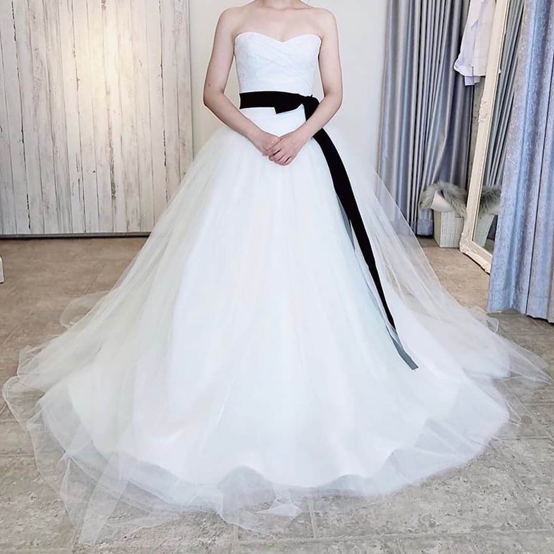 プレ花嫁の結婚式準備アプリ♡ -ウェディングニュースさんのインスタグラム写真 - (プレ花嫁の結婚式準備アプリ♡ -ウェディングニュースInstagram)「上品で素敵🧡ドレス迷子の参考になるおしゃれドレス9選✨  ➸➸➸➸➸➸➸💒➸➸➸➸➸➸➸ 💚結婚式のお悩み 💚式場探しのお手伝い 💚指輪・ドレスなどショップの提案  など＊元プランナーに無料で🏡から相談できる♪  LINE相談カウンター： @weddingnews_lines ➸➸➸➸➸➸➸➸➸➸➸➸➸➸➸➸  こちらのお写真は  @ky____wed さんからリグラムさせていただきました🌟ありがとうございました😊✨   カバーは サテン地にマットなブラウンが印象的🧡 上品な #カラードレス です✨  質感と色味のバランスや、 シンプルなデザインの中で引き立つ ふんわりとした袖が魅力の1着💕  大人の女性の魅力を引き立ててくれる おしゃれなカラードレスです💕  ほかの #ドレス も素敵なので ぜひスワイプ👉🏻してみてくださいね✨  ＼📷投稿お待ちしています／  花嫁はもちろん、業者さんも大歓迎✨﻿ アナタのお写真や動画をご紹介してもOKという方は、ぜひ #ウェディングニュース に投稿してください💕﻿ 他のSNSでも掲載させていただく可能性がございます𓅪﻿  ………………………………………… 💚LINE相談カウンターとは？  完全無料🏡からLINEで元 #ウェディング プランナーに相談できちゃう♪  🌸どの式場を選んでよいかわからない  🌸 #結婚式準備 の進め方がわからない  🌸 指輪はどこで買うのがおすすめ？  🌸近場でドレスやエステを予約したい  🌸ゲストってどこまで招待すればいいの？新郎より人数多くてもいい？  #結婚式 に関する事ならなんでもOK♪  @weddingnews_lines のURLからお友達登録してね✨  #プレ花嫁 #結婚  #花嫁 #ウエディング  #プレ花嫁準備 #2020秋婚 #日本中のプレ花嫁さんと繋がりたい #ウェディングドレス #ウエディングドレス #ワンピース #披露宴 #お色直し #二次会ドレス #前撮り #大人婚 #ホテルウェディング #カラードレス試着レポ #カラードレス試着 #ドレス試着 #ドレス迷子 #ドレス試着  #2021春婚 #2021秋婚」11月2日 22時01分 - weddingnews_editor