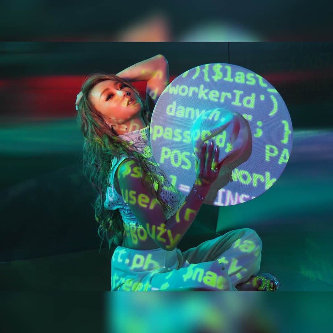 のインスタグラム：「.﻿ 12月2日(水)リリース﻿ ミニAL「angeL [MY NAME IS...]」﻿ ﻿ 今回、ライトの照明だけやなくて、プロジェクターやらも使いながらいろんな光を足して撮影したんだよん！！！﻿ ﻿ #オフショット #new #album #monsteR #angeL #mynameis #kodakumi #倖田來未」