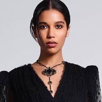 のインスタグラム：「24 hours to Election Day go out and vote wearing @ericksonbeamon Posted @withregram • @alextbeauty Marie Claire Mexico @marieclaire_la with @erezsabag  @alanaamonteiro_ wearing @givenchyofficial @michaelkors @zuhairmuradofficial @ysl @ericksonbeamon  #styling @virginiaraystyle  #hair @akirahair  #makeup by me」