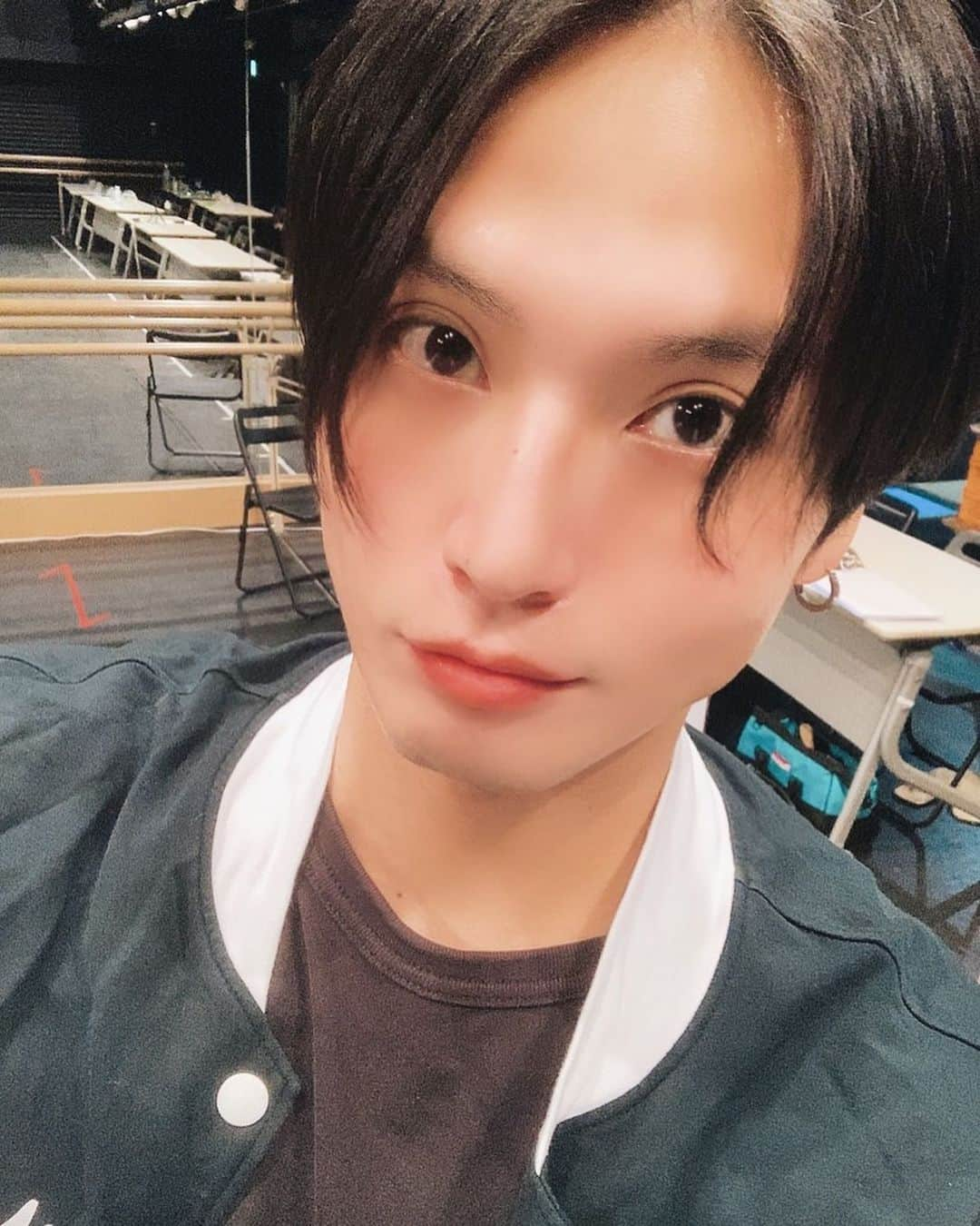 友常勇気さんのインスタグラム写真 - (友常勇気Instagram)「I'm done for today!! My head is going to explode٩( ᐛ )و ✩*＊lol I'm going to have a good rest tonight(๑•̀ㅁ•́ฅ✧  #友常勇気  #ハンズアップ #稽古終了 #頭パンク #笑笑 #今日も早く休みます #谷佳樹 #志村玲於  とパシャリ📸 p.s 夕方6時ピークであくび止まらなくなったのは、内緒です🤫笑 マスクに感謝😭いや、バレてるか？🤔笑笑」11月2日 21時55分 - yuki_tomotsune