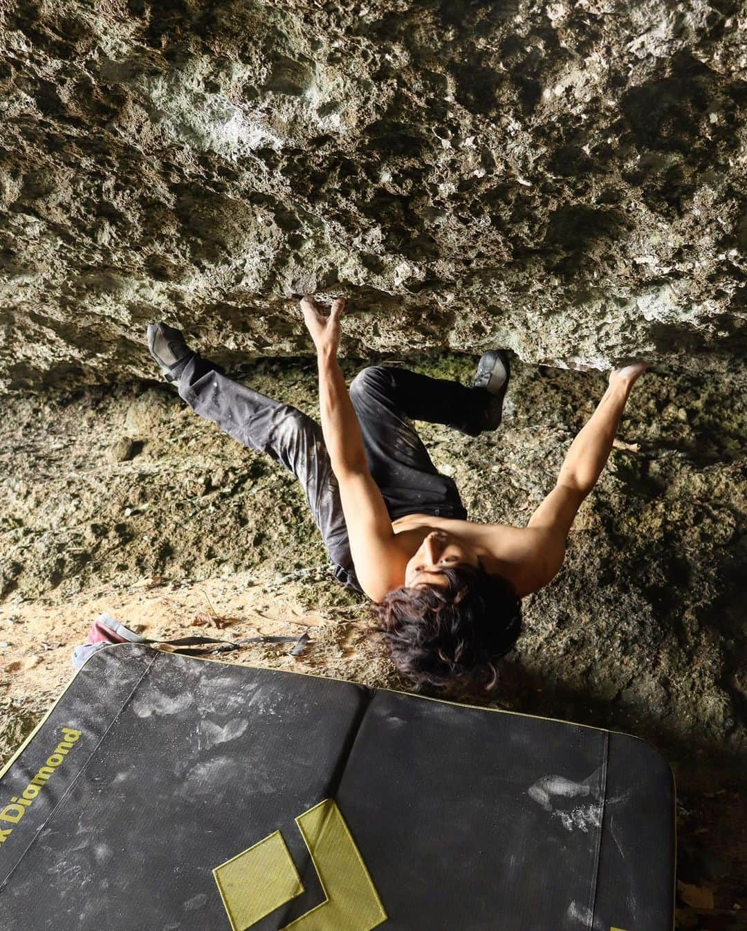 野村真一郎さんのインスタグラム写真 - (野村真一郎Instagram)「Leon V12 FA  I made the first ascent at Ishigaki island🏝  _____________________________________  レオン 四段 FA  石垣島にて紹介していただいたプロジェクトの初登に成功しました！  スタートから三段＋くらいの強度の8手をこなして、茂垣さん @keitamogaki 初登のサザンスター(三段)に繋げるクジラ岩のフルライン。  ホールドは割とポジティブですが、とにかく岩が痛い。 メンタルと持久力が試されます。 岩のスケール感、ロケーションも最高でかなりカッコいいラインです。  フットが多く、もしかしたらグレードより簡単かもしれないです。  日本最南最難ライン。石垣旅に来た際には是非触ってみて下さい！ クニさん @rampage9292 ガイドと岩の紹介ありがとうございます！  📸: @rampage9292   @montura_official @monturajapan @unparallelup @rockmasterhq @hamasakichiryoin0929 @clover_resole @rokdo_team」11月2日 22時03分 - nomura_shinichiro