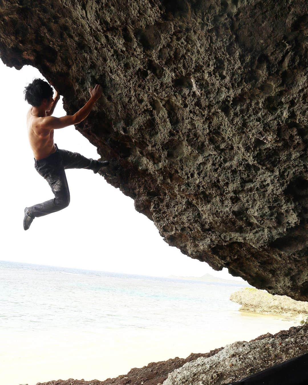 野村真一郎さんのインスタグラム写真 - (野村真一郎Instagram)「Leon V12 FA  I made the first ascent at Ishigaki island🏝  _____________________________________  レオン 四段 FA  石垣島にて紹介していただいたプロジェクトの初登に成功しました！  スタートから三段＋くらいの強度の8手をこなして、茂垣さん @keitamogaki 初登のサザンスター(三段)に繋げるクジラ岩のフルライン。  ホールドは割とポジティブですが、とにかく岩が痛い。 メンタルと持久力が試されます。 岩のスケール感、ロケーションも最高でかなりカッコいいラインです。  フットが多く、もしかしたらグレードより簡単かもしれないです。  日本最南最難ライン。石垣旅に来た際には是非触ってみて下さい！ クニさん @rampage9292 ガイドと岩の紹介ありがとうございます！  📸: @rampage9292   @montura_official @monturajapan @unparallelup @rockmasterhq @hamasakichiryoin0929 @clover_resole @rokdo_team」11月2日 22時03分 - nomura_shinichiro