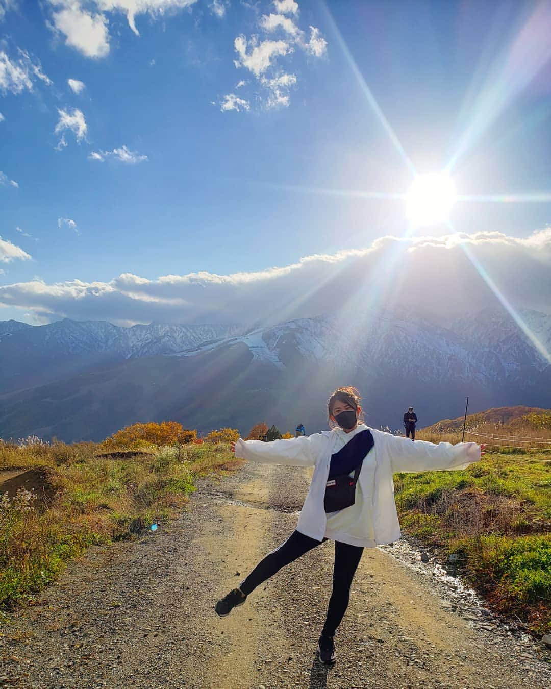 服部ひで子のインスタグラム：「11月に入りましたね～🍁🍂🌾。  紅葉がキレイな中、  北アルプスは  既に 雪景色ですﾟ+.ﾟ(´▽`人)ﾟ+.ﾟ🗻⛄❄️✨  #長野県 #白馬 #岩岳 #北アルプス」