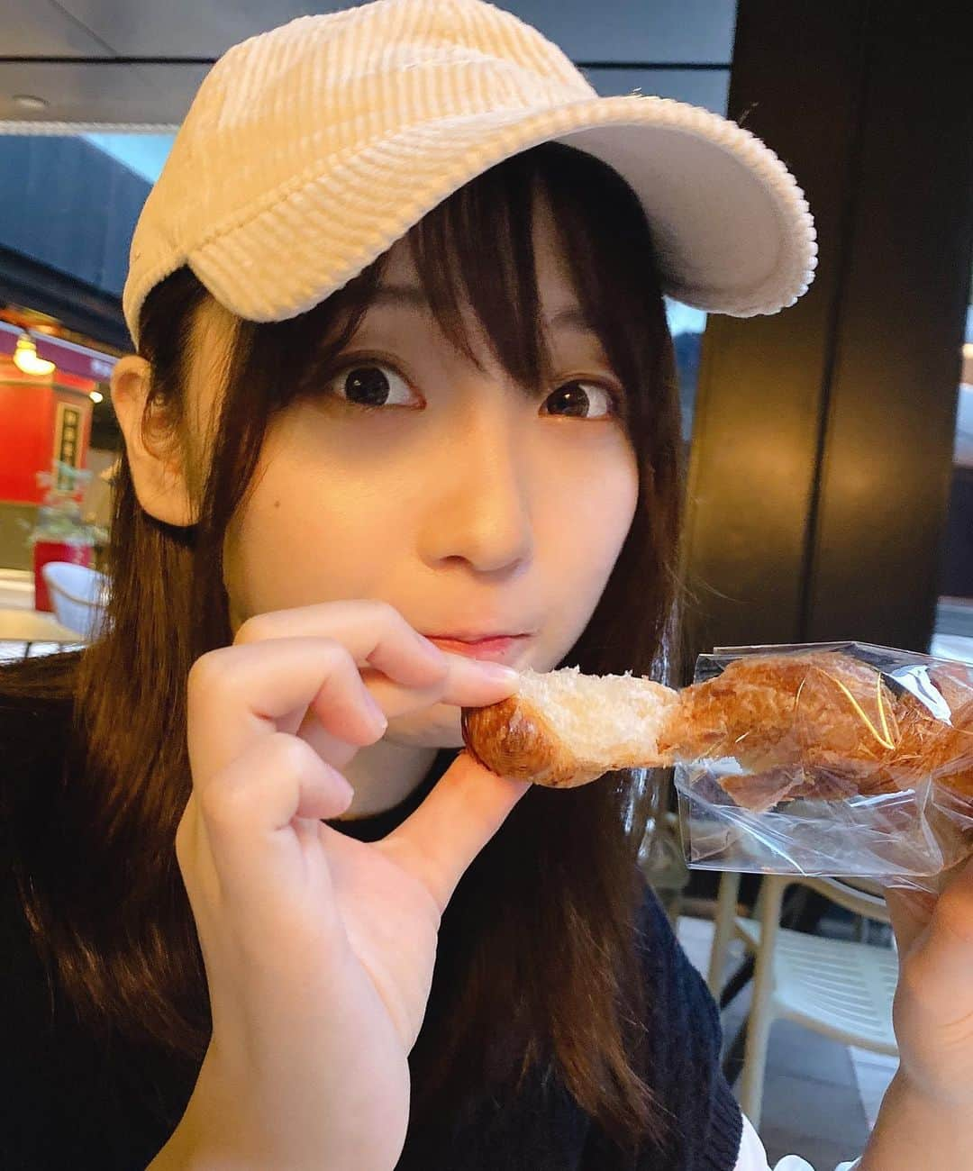 伊織もえさんのインスタグラム写真 - (伊織もえInstagram)「今日はラジオ終わって遅めのお昼ご飯にクロワッサン食べたりなどした🥐🥐」11月2日 21時59分 - moe_five