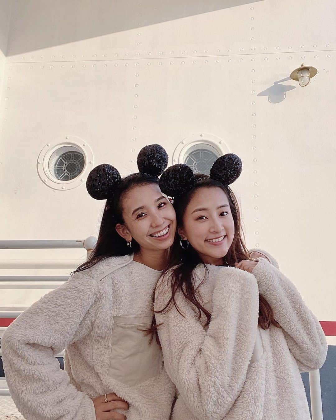 鈴木詩織のインスタグラム：「Disney sea...♡ . ひさしぶりに行ってきたよ🥰 ぽかぽかでディズニー日和でした。 . ミキヤとお揃いの服を買いに行って、事前にどんな耳を買うか相談したり🤣💕 ほーーーんとたのしかった♡とにかく喋って、食べての繰り返し。笑 . 妹みたいな @0131miluketea  かわいすぎてメロメロです笑 . . . . . #disney#disneysea#tokyodisneysea#tds#ディズニーシー#姉妹コーデ」
