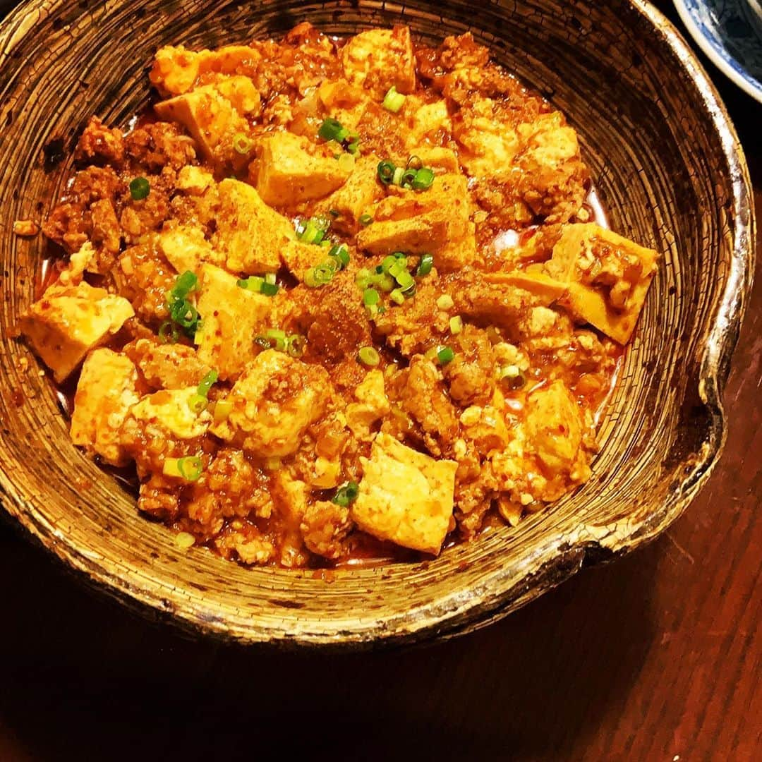 志摩有子さんのインスタグラム写真 - (志摩有子Instagram)「ご飯のお供に麻婆豆腐。仕上げに花椒たっぷりかけてひりひりに。  #家中華 #麻婆豆腐 #花椒 #痺れる辛さ」11月2日 22時01分 - ariko418