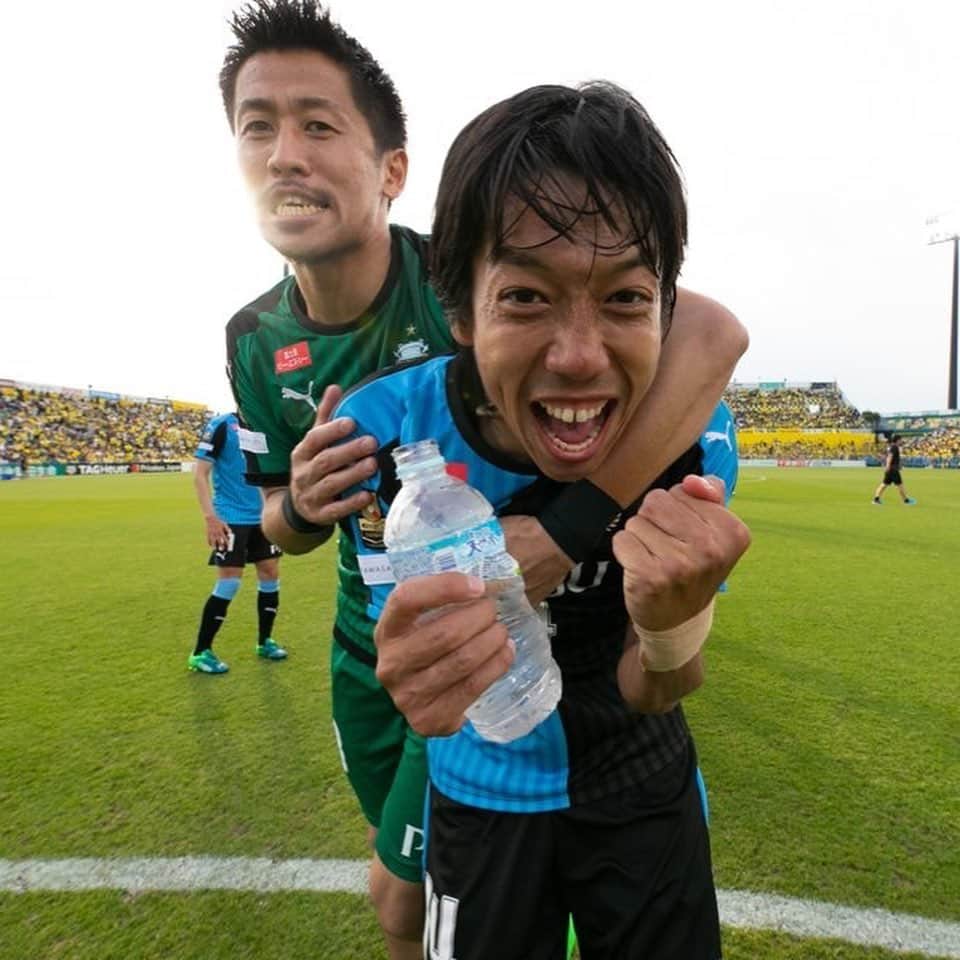 新井章太のインスタグラム：「憲剛さん  いつかは来ると思ってはいたけど、それが今なのは予想もつかなかった。サッカー界はただでさえ辛いこの季節。憲剛さんはまだまだ先の事だと勝手に思ってたから。それを告げられた時、誰もが言うであろう言葉しか出てこなかった。なんで？まだできるじゃん？なんで今なの！！なにも気の利いた言葉を返せなくてごめんなさい。それぐらい衝撃的だったんです。  その14番を後ろから見るのがすごい大好きでした。  憲剛さんにシャーレを。在籍してる選手誰もが必然的に願ってた。  最後にまたシャーレ掲げる姿、必ず見せてください！！  #中村憲剛 #ありがとう #ケンゴありがとう #OneFourKengo」