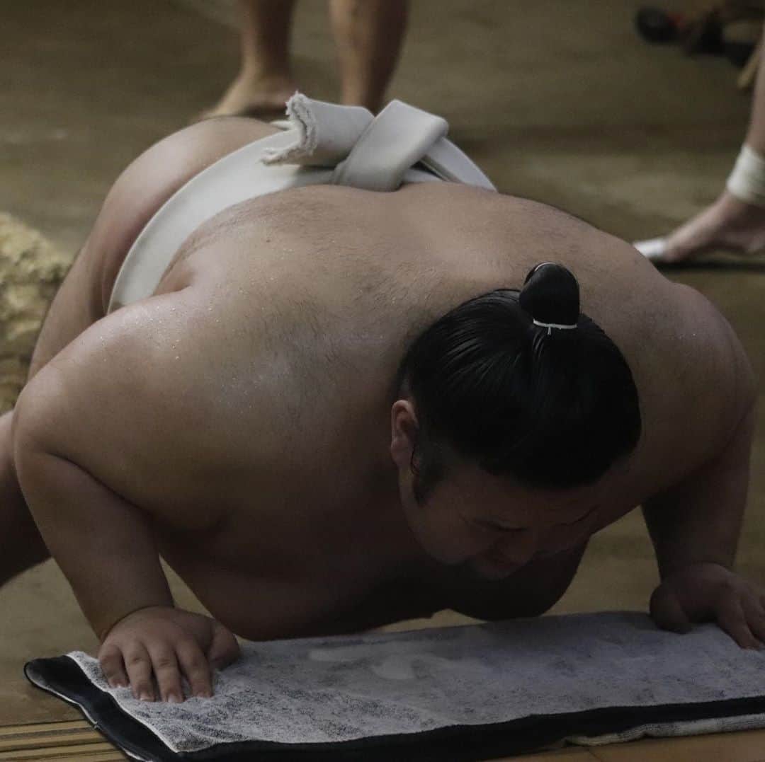 日本相撲協会さんのインスタグラム写真 - (日本相撲協会Instagram)「本日の千賀ノ浦部屋朝稽古。 大関の貴景勝、新関脇隆の勝、再十両の貴源治をはじめ10名の力士が所属しています。  大相撲十一月場所は、11月8日(日)に初日を迎えます！  @sumokyokai  #大相撲 #sumo #相撲 #力士 #お相撲さん #japanphoto #sumowrestlers #japanculture #千賀ノ浦部屋　#十一月場所　#貴景勝　#隆の勝　#貴源治　#貴健斗　#舛乃山」11月2日 22時10分 - sumokyokai