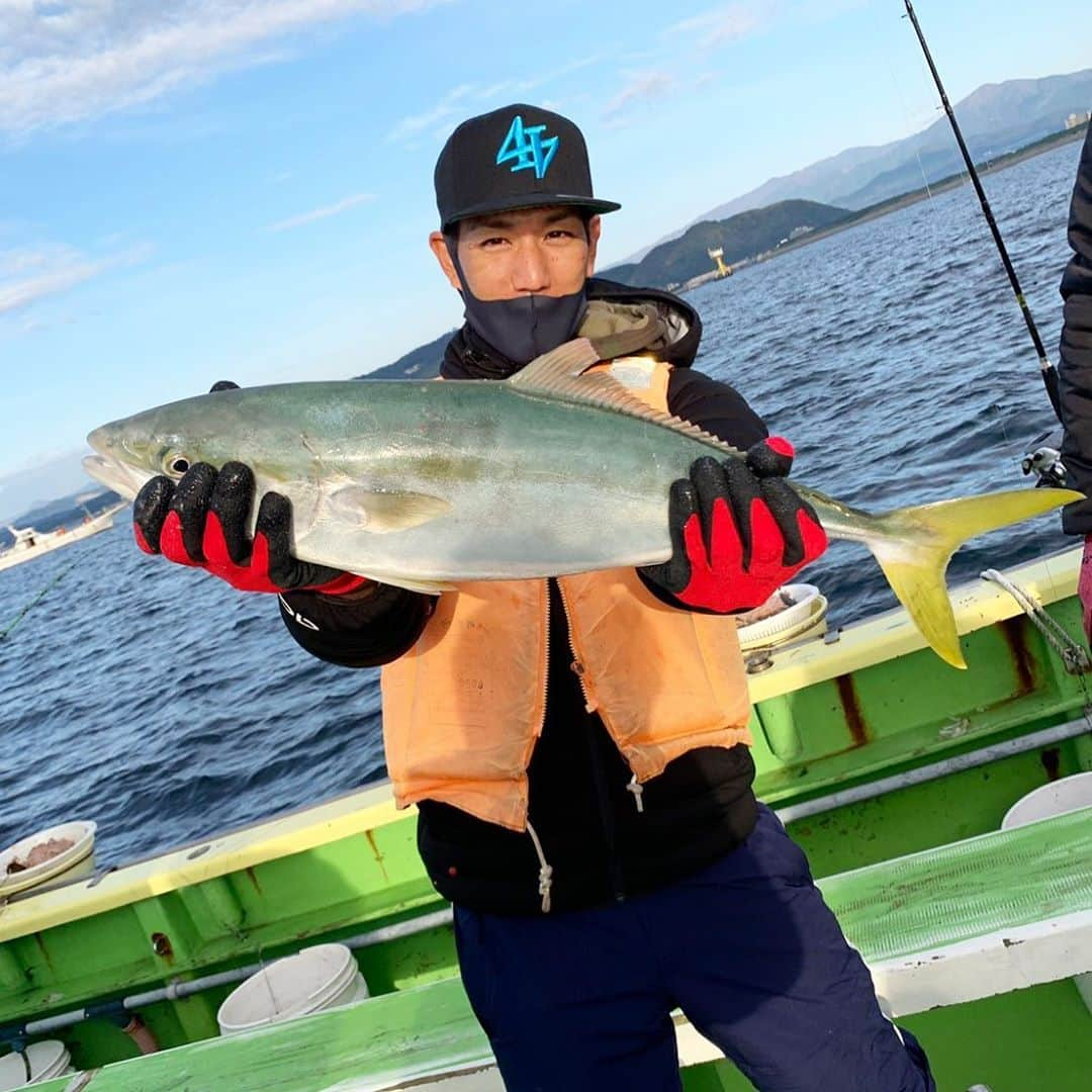 荒波翔さんのインスタグラム写真 - (荒波翔Instagram)「人生初の釣りは…  9匹も釣れた🤗 イナダが5匹に、鰹が2匹、鯵が1匹でした😆 船酔いもなく、楽しいデビュー戦でした‼️  #人生初  #釣り  #釣りデビュー  #デビュー戦  #相模湾  #イナダ  #カツオ  #鯵」11月2日 22時10分 - shoshoshonosho.4