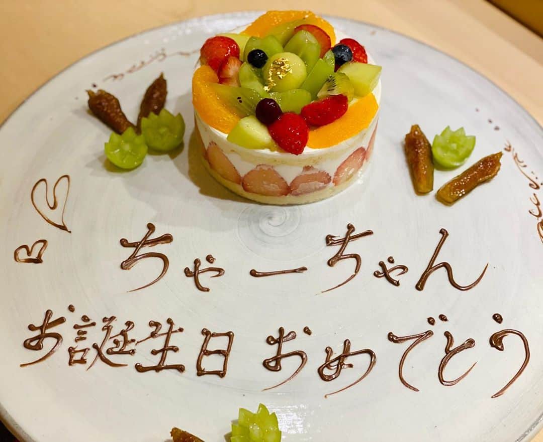 のインスタグラム：「昨夜は祖母　ちゃーちゃんの91歳のお誕生日でした💕 毎年ちゃーちゃんの大好きなお寿司で乾杯🥂  今年はひ孫と一緒に過ごす事が出来て幸せを感じていました🥺 あと10年は健康でいながら頑張るっ💪と宣言していたちゃーちゃん。 毎晩呑んで私に負けないぐらい食べれてるんだから大丈夫‼️🤣  これからも、全力でサポートしていくからね💕  #祖母 #ちゃーちゃん #91歳 #祝 #お誕生日 #おめでとう #お寿司 #美味しい#彰夫ちゃんの握るお寿司は世界一🍣」