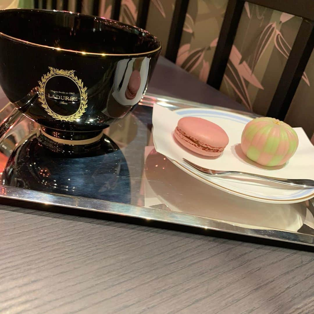 横島亜衿さんのインスタグラム写真 - (横島亜衿Instagram)「京都のLADUREE 店構えも和でとっても素敵なんです☺️  祇園のLADUREEはお抹茶と和菓子が食べれるんです、 それがどうしても食べたくて行ってきました♡  LADURREは幸せになれるから大好き❣️」11月2日 22時05分 - _aeri_yokoshima