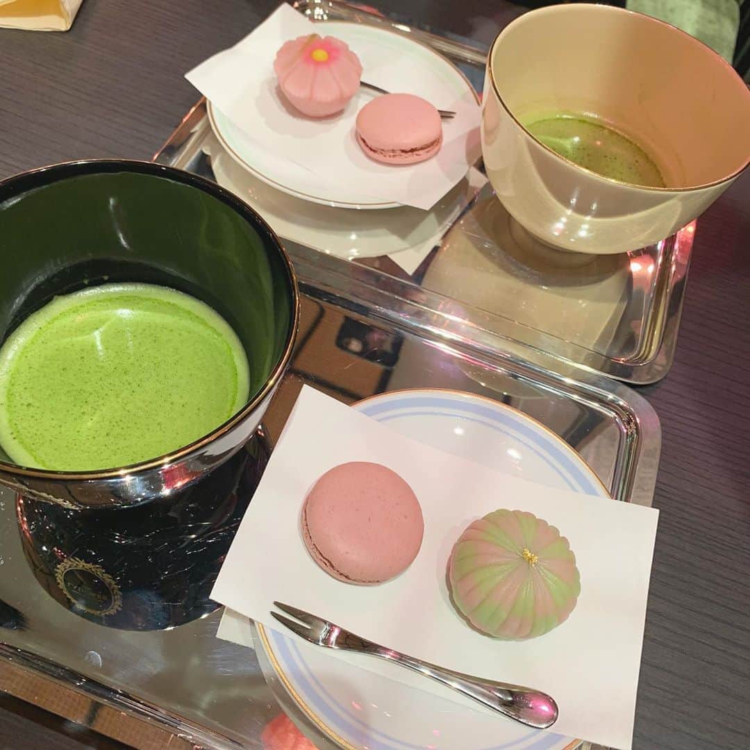 横島亜衿のインスタグラム：「京都のLADUREE 店構えも和でとっても素敵なんです☺️  祇園のLADUREEはお抹茶と和菓子が食べれるんです、 それがどうしても食べたくて行ってきました♡  LADURREは幸せになれるから大好き❣️」