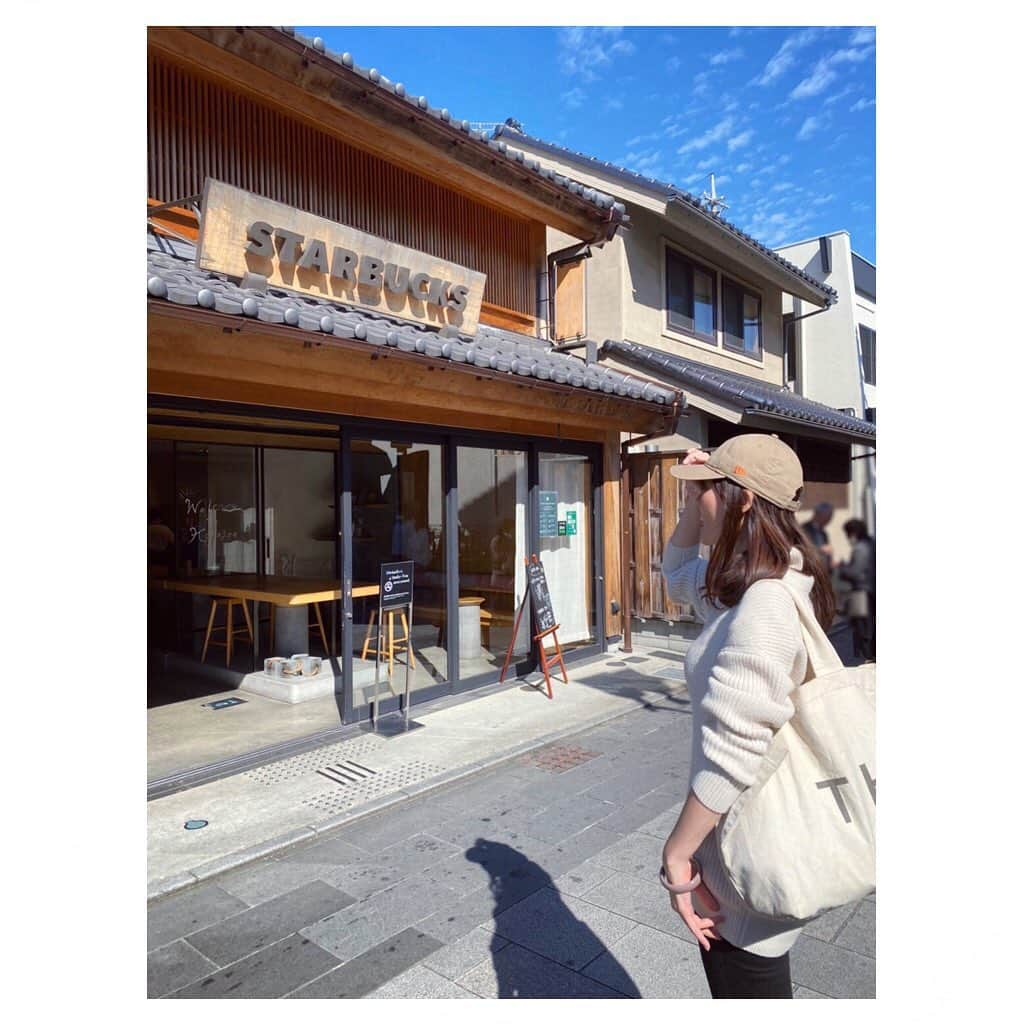 羽舞咲さんのインスタグラム写真 - (羽舞咲Instagram)「🎗Starbucks﻿ ﻿ 視線の先は﻿ ﻿ 建物の奥﻿ 遠くの方に庭園が見える景色﻿ が広がってます﻿ ﻿ 和モダンな空間が素敵 (*´꒳`*)﻿ ﻿ ﻿ ________ EVENT INFORMATION ________﻿ ﻿ 📸◯◯散歩！ナチュラルポートレート撮影会﻿ （日程＆場所フリープラン好評受付中‼︎）﻿ ﻿ 🖥 オンライン講座﻿ 「徹底的に楽しみながら選ばれるインスタグラムを作るコツとは！？」﻿ ﻿ 📻インターネットラジオ（毎週水曜日オンエア）﻿ 「羽舞咲のゆるゆるビューティ研究所」﻿ ﻿ 心を込めてお届けします♡﻿ ﻿ @herbemi﻿ プロフィールリンクをチェック！！﻿ ﻿ _________________________________________﻿ ﻿ ﻿」11月2日 22時05分 - herbemi