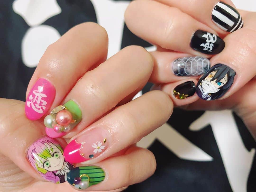 かめだなつみさんのインスタグラム写真 - (かめだなつみInstagram)「鬼滅ネイル💅 おばみつ💗💚🖤🤍しか勝たん 友達の鬼滅ネイルと並べてみた📸🌟🌟🌟 . . . #ネイル #nail  #ootd  #cute #fashion #love #followme #f4follow #kimetunoyaiba #鬼滅の刃 #鬼滅ネイル #甘露寺蜜璃 #伊黒小芭内 #恋柱 #蛇柱 #鬼滅の刃ネイル #instagood #커플티 #남친룩 #팔로우 #선팔하면맞팔 #뷰스타그램 #instagood #fff #l4like  #beautiful #naildesign #l4l #f4f」11月2日 22時06分 - kamenatsu0614