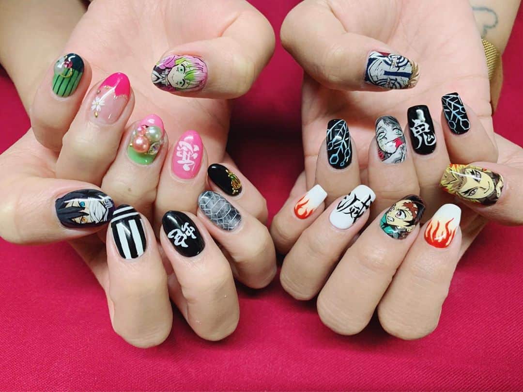 のインスタグラム：「鬼滅ネイル💅 おばみつ💗💚🖤🤍しか勝たん 友達の鬼滅ネイルと並べてみた📸🌟🌟🌟 . . . #ネイル #nail  #ootd  #cute #fashion #love #followme #f4follow #kimetunoyaiba #鬼滅の刃 #鬼滅ネイル #甘露寺蜜璃 #伊黒小芭内 #恋柱 #蛇柱 #鬼滅の刃ネイル #instagood #커플티 #남친룩 #팔로우 #선팔하면맞팔 #뷰스타그램 #instagood #fff #l4like  #beautiful #naildesign #l4l #f4f」