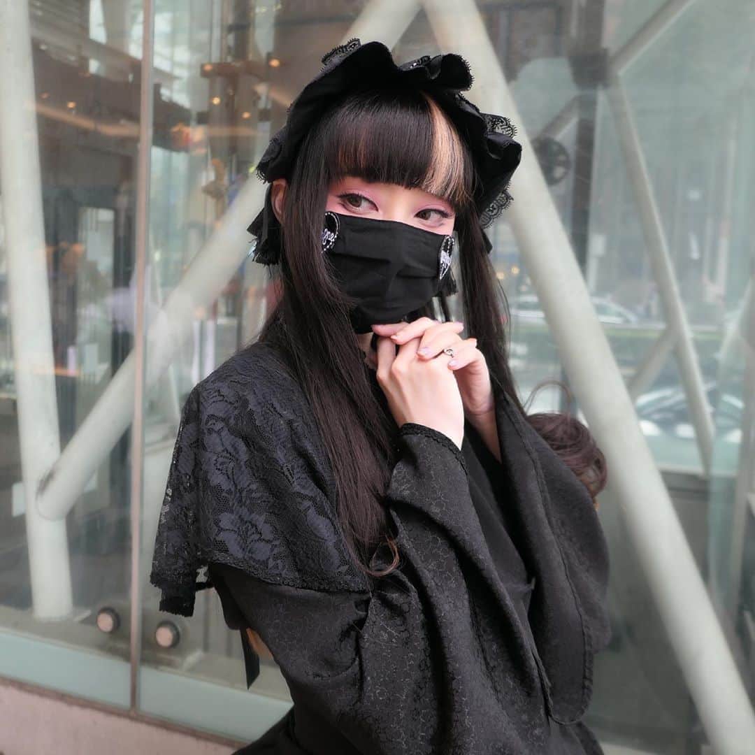 RinRinさんのインスタグラム写真 - (RinRinInstagram)「Gothic Lolita 🖤 (📸 by @glassmachina ) . . #OOTD Dress, headdress, corset, necklace: #mihomatsuda @mihomatsuda_official  Mask: #morph8ne @morph8ne_official  Ring: #annasuijapan @annasui_japan  . . #rinrindoll #japan #tokyo #harajuku #japanesefashion #tokyofashion #harajukufashion #東京 #コーデ #今日のコーデ #lolita #lolitafashion #gothiclolita #ロリータ #ゴシックロリータ #原宿 #秋コーデ #秋 #autumn #autumnfashion」11月2日 22時19分 - rinrindoll