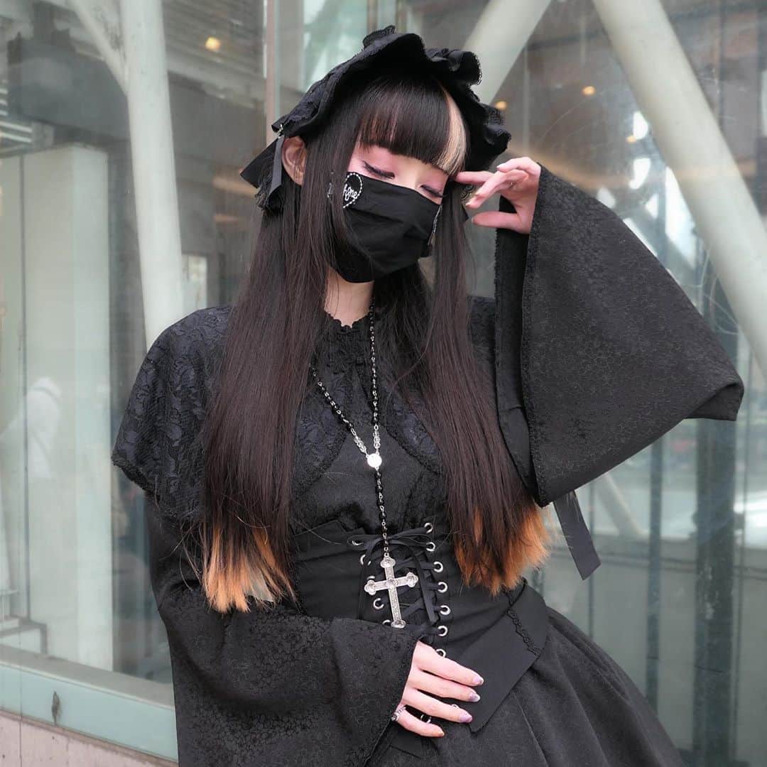 RinRinさんのインスタグラム写真 - (RinRinInstagram)「Gothic Lolita 🖤 (📸 by @glassmachina ) . . #OOTD Dress, headdress, corset, necklace: #mihomatsuda @mihomatsuda_official  Mask: #morph8ne @morph8ne_official  Ring: #annasuijapan @annasui_japan  . . #rinrindoll #japan #tokyo #harajuku #japanesefashion #tokyofashion #harajukufashion #東京 #コーデ #今日のコーデ #lolita #lolitafashion #gothiclolita #ロリータ #ゴシックロリータ #原宿 #秋コーデ #秋 #autumn #autumnfashion」11月2日 22時19分 - rinrindoll