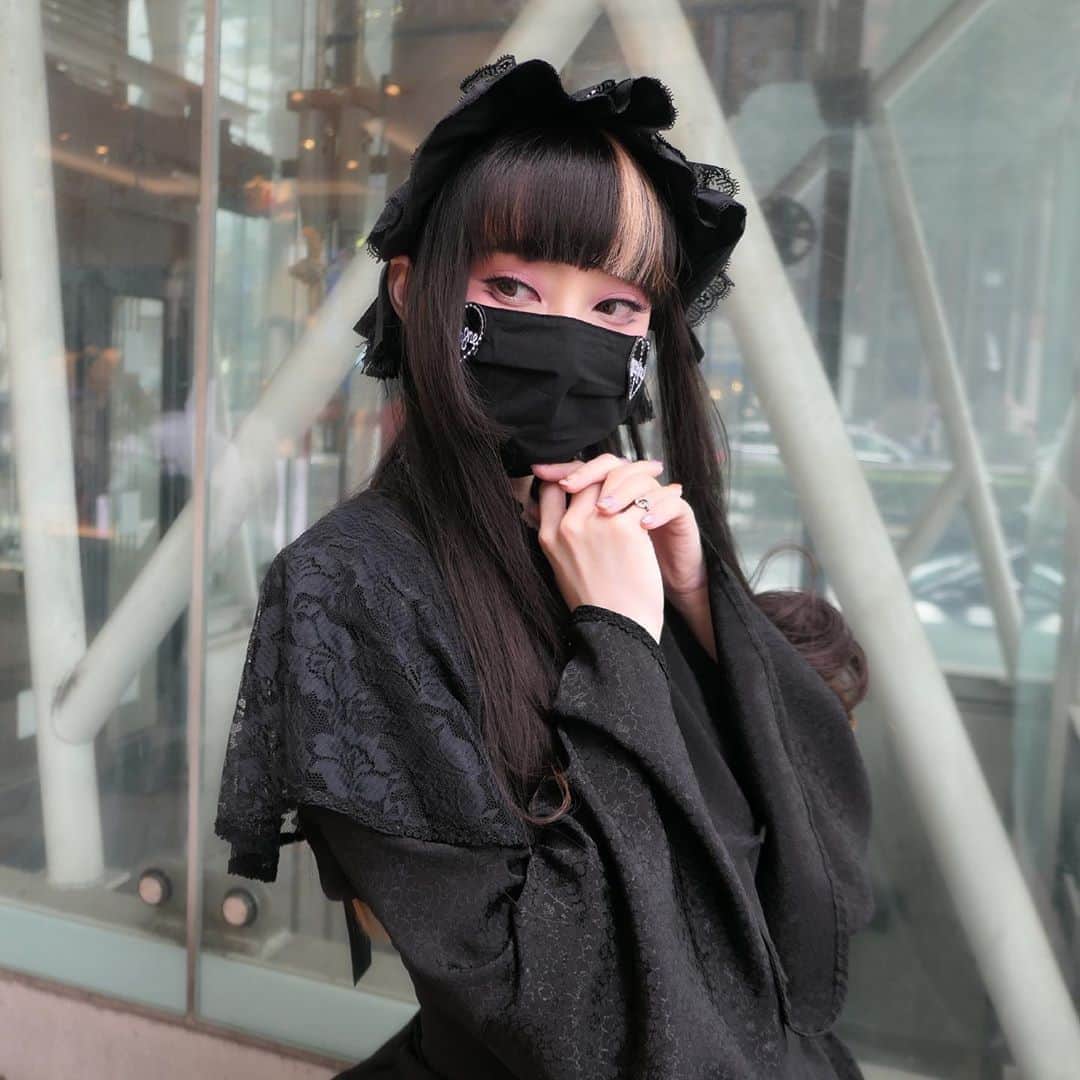 のインスタグラム：「Gothic Lolita 🖤 (📸 by @glassmachina ) . . #OOTD Dress, headdress, corset, necklace: #mihomatsuda @mihomatsuda_official  Mask: #morph8ne @morph8ne_official  Ring: #annasuijapan @annasui_japan  . . #rinrindoll #japan #tokyo #harajuku #japanesefashion #tokyofashion #harajukufashion #東京 #コーデ #今日のコーデ #lolita #lolitafashion #gothiclolita #ロリータ #ゴシックロリータ #原宿 #秋コーデ #秋 #autumn #autumnfashion」