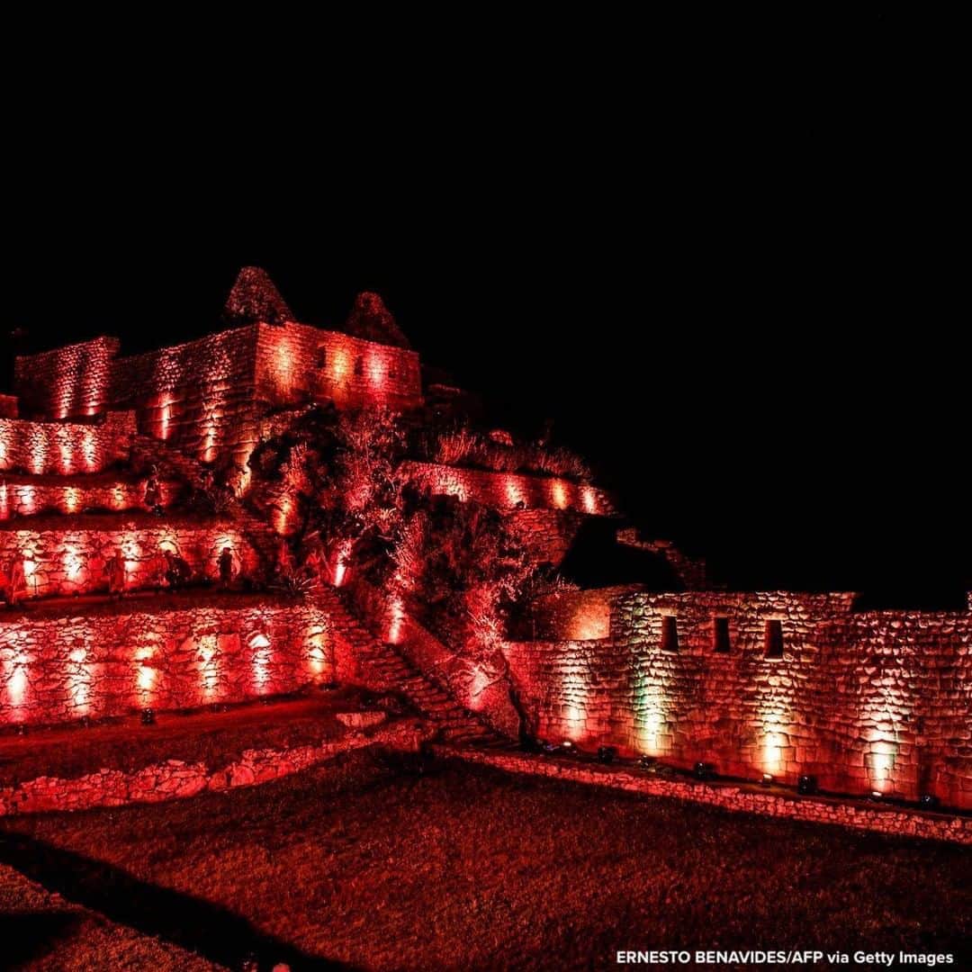 ABC Newsさんのインスタグラム写真 - (ABC NewsInstagram)「Archaeological site of Machu Picchu, in Cusco, Peru, lit up during its reopening ceremony.」11月2日 22時13分 - abcnews