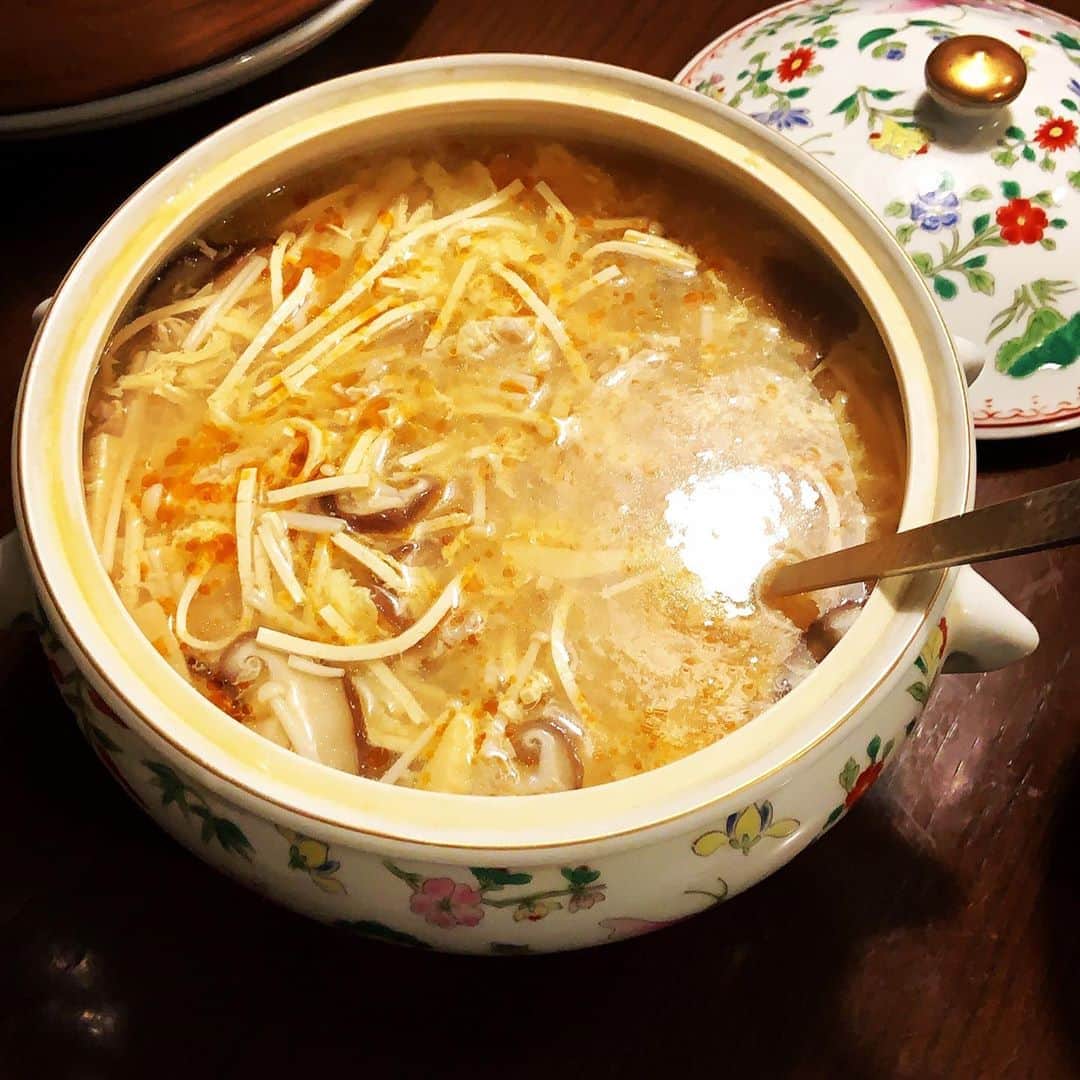 志摩有子さんのインスタグラム写真 - (志摩有子Instagram)「酸っぱくて辛い酸辣湯。今夜は干し豆腐も入れて。辛さは胡椒で付けて辣油は風味付け程度に。久しぶりに引っ張り出したスープ用の大ボウル。可愛いからこれからもっとつかってあげなければ。  #酸辣湯 #サンラータン #家中華 #クニエダヤスエ #チャイニーシリーズ」11月2日 22時13分 - ariko418