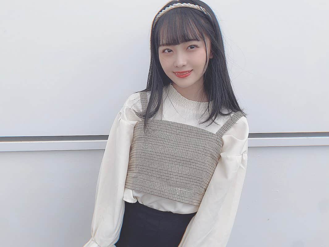川嶋美晴のインスタグラム：「#現地でトーク会 2日目⸜❤︎⸝‍  珍しくカチューシャしてみました🐰💗  あんまり着たことない感じの服でしたがどうですか？😳  photo by ももたん  #握手会 #アイドル #retrogirl #カチューシャ #初めてしたよ」