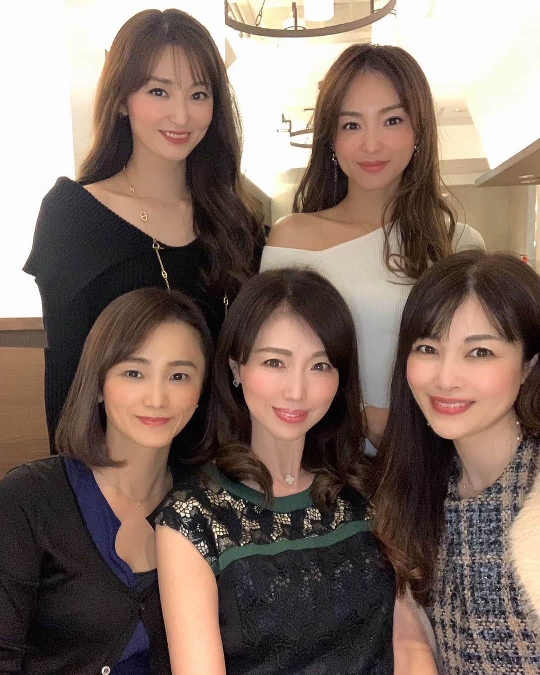 ImotoEtsuyo さんのインスタグラム写真 - (ImotoEtsuyo Instagram)「先程投稿した 食事会でご一緒だった皆様！  ・　　  当日は14人でのお食事会でしたので 3テーブルに分かれて。 この#pic は 同じお席だった美しい方々。 ・ ・ この写真を当日ストーリーズに アップしたら 沢山の方にコメント＆いいね 頂きました^_^ ・ ・ @nurse__cure  #ワカサプリ  #中目黒グルメ  #中目黒フレンチ  #東京グルメ  #gourmet  #フレンチ #美 #アラフォー #アラフィフ  #レドゥー  #ワンピース ➡︎ @setaichiro_official #セタイチロウ #necklace ➡︎ @vancleefarpels #ヴァンクリーフ」11月2日 22時28分 - bisuhada