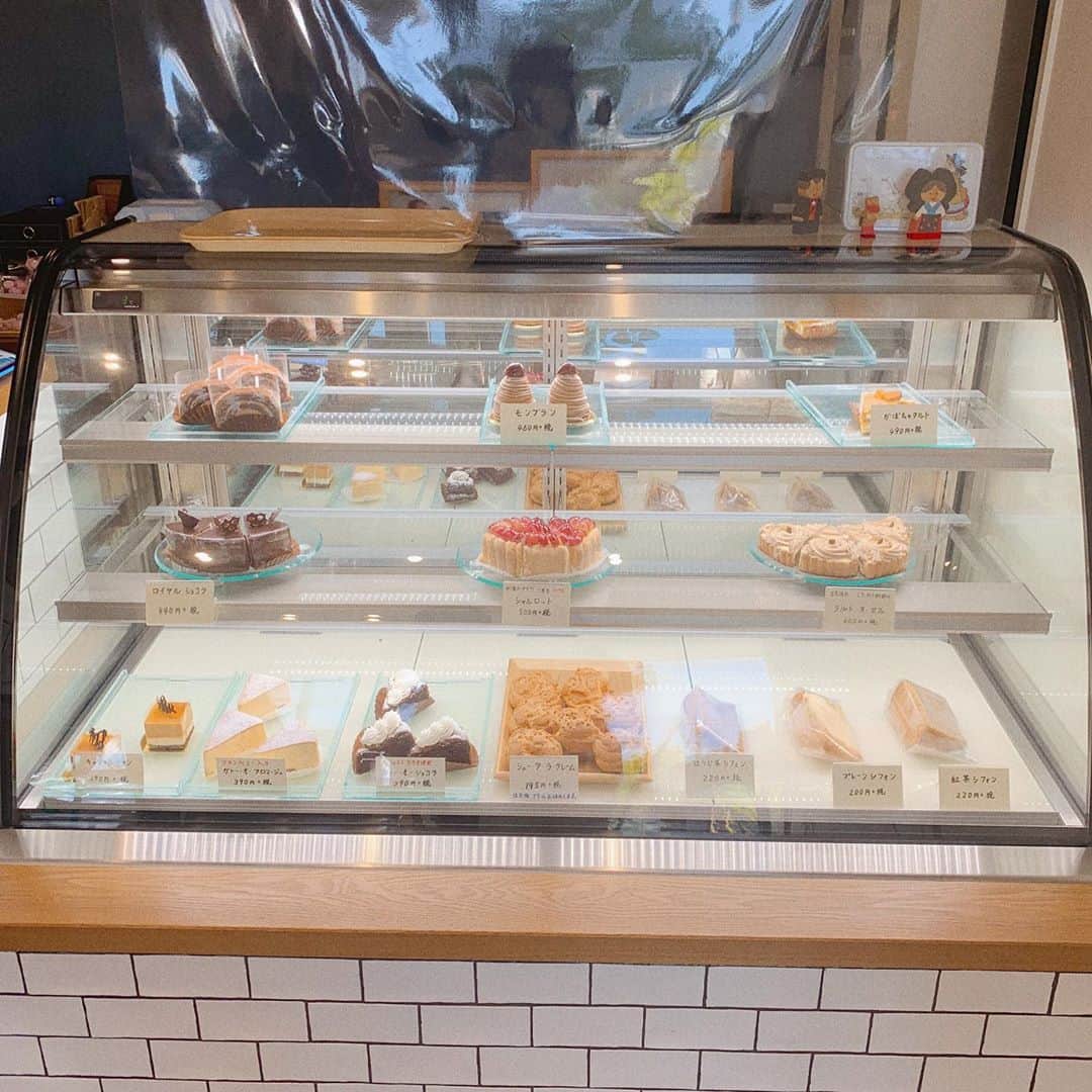 MEGさんのインスタグラム写真 - (MEGInstagram)「〜 𝐶𝑎𝑓𝑒 𝑝𝑎𝑡𝑖𝑠𝑠𝑒𝑟𝑖𝑒 𝐺𝑜𝑢𝑟𝑚𝑎𝑛𝑑𝑖𝑠𝑒 〜 ㅤㅤㅤㅤㅤㅤㅤㅤㅤㅤㅤㅤ 香川にあるすごく落ち着いたカフェ。2階に席がある。 モンブランも美味しかったけど、チーズケーキが一番美味しい🍂 ㅤㅤㅤㅤㅤㅤㅤㅤㅤ #香川カフェ #カフェ巡り #カフェスタグラム #香川旅行」11月2日 22時21分 - _meg_7