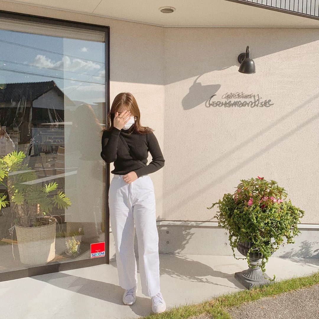 MEGのインスタグラム：「〜 𝐶𝑎𝑓𝑒 𝑝𝑎𝑡𝑖𝑠𝑠𝑒𝑟𝑖𝑒 𝐺𝑜𝑢𝑟𝑚𝑎𝑛𝑑𝑖𝑠𝑒 〜 ㅤㅤㅤㅤㅤㅤㅤㅤㅤㅤㅤㅤ 香川にあるすごく落ち着いたカフェ。2階に席がある。 モンブランも美味しかったけど、チーズケーキが一番美味しい🍂 ㅤㅤㅤㅤㅤㅤㅤㅤㅤ #香川カフェ #カフェ巡り #カフェスタグラム #香川旅行」