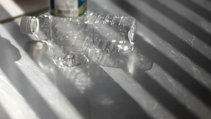 シン・ドヒョンのインスタグラム：「의류 폐기물이 한 해 21억톤인 현 세대에서 패션이란 우리에게 어떤 가치인지 고민해보신 적 있나요?   저는 이번 자연보전기금 WWF의 Re:Textile 캠페인을 통해 패션과 우리 자연의 상관관계에 경각심을 갖게 되었어요. 유행과 시즌의 변화에 따른 과잉생산은 잇따라 낭비로 이어지고, 최근 많이 보이는 리사이클 제품과 플라스틱 페트병을 재활용한 원단들 마저 시즌이 지나면 금새 다시 소각된다고 합니다.   결국 지속가능한 패션은 한 가지만으로 이루어지지 않고, 소비자와 생산자인 우리 모두가 노력해야하는 일인 것 같아요. 사랑하는 지구와, 사랑하는 옷을 위해 우리 다함께 WWF의 섬유패션 시장변화 프로젝트에 관심을 갖고 참여해보는 건 어떨까요?🤍🌎👗  #세계자연기금 #wwfkorea #retextile #sustainablefashion #sustainableconsumption #지속가능한소비 #지속가능한패션」