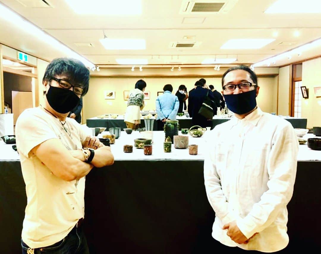 世良公則のインスタグラム：「・・・・・・  名古屋の名古屋美術倶楽部  加藤亮太郎氏を訪問  氏の作品に触れる度に  その存在感に息を呑む  その後、  ちょっとした企みに  互いに夢を膨らませた  ・・・・・・  #世良公則 #masanorisera #加藤亮太郎 #陶芸 #陶芸作家 #美術展 #ceramics #pottery」