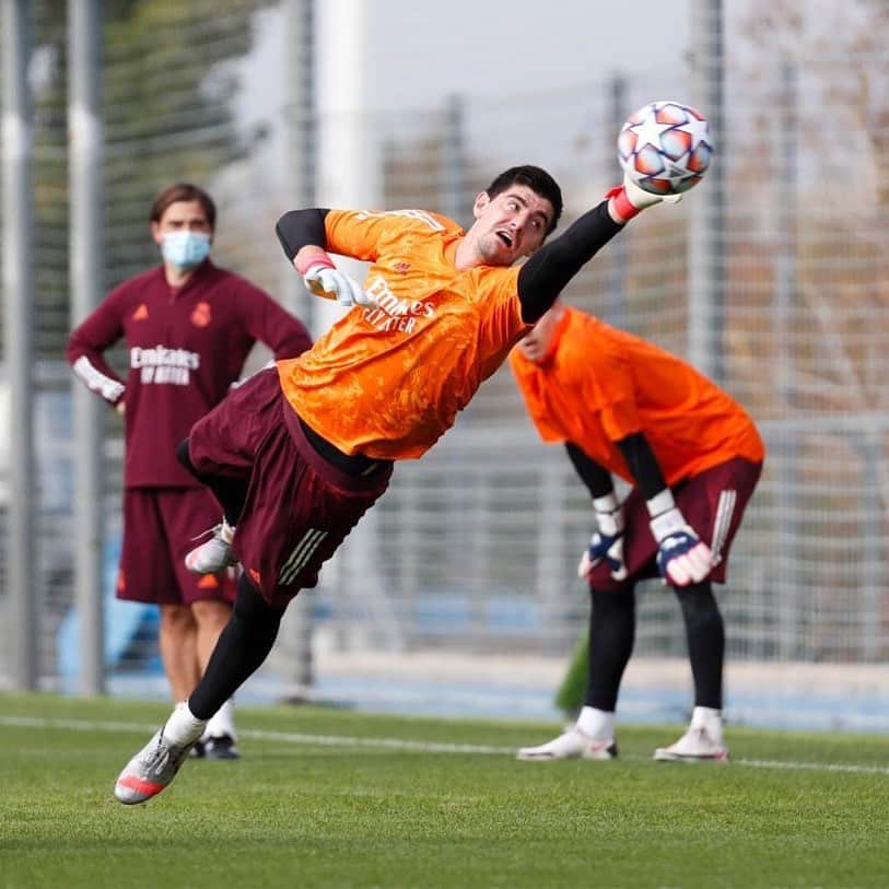 ティボ・クルトゥワのインスタグラム：「Muchas ganas de que llegue el partido de mañana!! Volvemos a la #ChampionsLeague! #HalaMadrid」