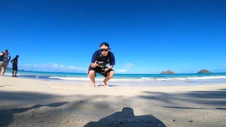 草野大成のインスタグラム：「. . 🌺Hawaii🌺 . . ここのビーチは去年に行った『Lanikai Beach』ラニカイビーチと言って全米NO.1のビーチどす🤤. . ハワイ語で「天国の海」「天国に近い海」と言う意味の海で圧巻の綺麗さでした🤤 . たまにこうやって沢山の写真を見ていると本当にいつもの毎日は当たり前じゃないんだなと考えさせられます。 . また行ける日が必ず来るからそれまでは写真の中で楽しみます🤤 . . #hawaii #lanikai #lanikaibeach #ラニカイビーチ #gopro . . ちなみにこの後ドローンが天国へ行きました。 . その映像はまた後日。 笑い事じゃないんでね。」