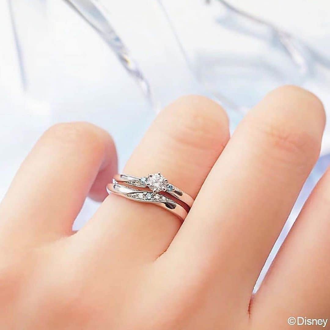 JKプラネット銀座.表参道.福岡|結婚指輪セレクトショップさんのインスタグラム写真 - (JKプラネット銀座.表参道.福岡|結婚指輪セレクトショップInstagram)「💍 @jkplanet.jewelry 【Disney Cinderella 2021】 『ディズニー シンデレラ ブライダルコレクション』2021年期間・数量限定モデル 「信じていれば夢はかならず叶う…」 どんなにつらいことがあっても、夢を諦めず自分を信じ続けたシンデレラ。 そして、シンデレラはその強い思いによって願いを叶えました。 美しく優しいシンデレラのような宝石💎『ブルートパーズ』をリングの内側に秘めた“ディズニーシンデレラ2021ブライダルコレクション”  デザイン名:Brilliant Magic(ブリリアントマジック) エンゲージリング(婚約指輪):シンデレラを変身させる美しい魔法✨魔法の輝きはいつまでもシンデレラを包み輝きます。 12時の鐘がなり、魔法が解けた後でも消えずに残ったシンデレラと思う時を結びつけるガラスの靴をエンゲージリングの内側へ忍ばせて…❤︎ リングの流れに添って留められたダイヤモンドでシンデレラを取り囲む魔法の軌跡を表現、12時の鐘が鳴り魔法が解けた後も消えずに残ったガラスの靴はシンデレラと王子を結びつけます🕛 . マリッジリング(結婚指輪):シンデレラを変身させるフェアリーゴットマザーの魔法💫そのきらめきはいつまでも輝きながら優しくシンデレラを包み込みます。眩いまでの魔法の美しさを表現したデザイン。マリッジリングは流れるようなフォルムやメレダイヤモンドでシンデレラを包みこむ魔法の軌跡を表現し、薬指のウェーブラインに沿うようなカーブが手元を美しく見せてくれます💍✨ . ⇩JKPlanet（@jkplaet.jewelry） SHOP LIST⇩ 銀座本店・表参道店・横浜元町店・福岡天神店・熊本上通店・宮崎橘通り店・鹿児島天文館店 ． #JKPlanet #JKプラネット #結婚指輪JKPlanet #婚約指輪JKPlanet #結婚指輪のセレクトショップ #婚約指輪のセレクトショップ  #シンデレラ #ディズニー結婚指輪 #ディズニーウェディング #ディズニーシンデレラ #エンゲージリング #婚約指輪 #マリッジリング #結婚指輪 #結婚指輪💍 #婚約指輪💍 #結婚指輪探し #結婚指輪選び #婚約指輪探し#婚約指輪選び #プロポーズ #結婚指輪銀座 #婚約指輪銀座 #結婚指輪横浜 #結婚指輪表参道 #結婚指輪名古屋 #結婚指輪福岡 #結婚指輪熊本 #結婚指輪宮崎 #結婚指輪鹿児島」11月2日 22時29分 - jkplanet.jewelry