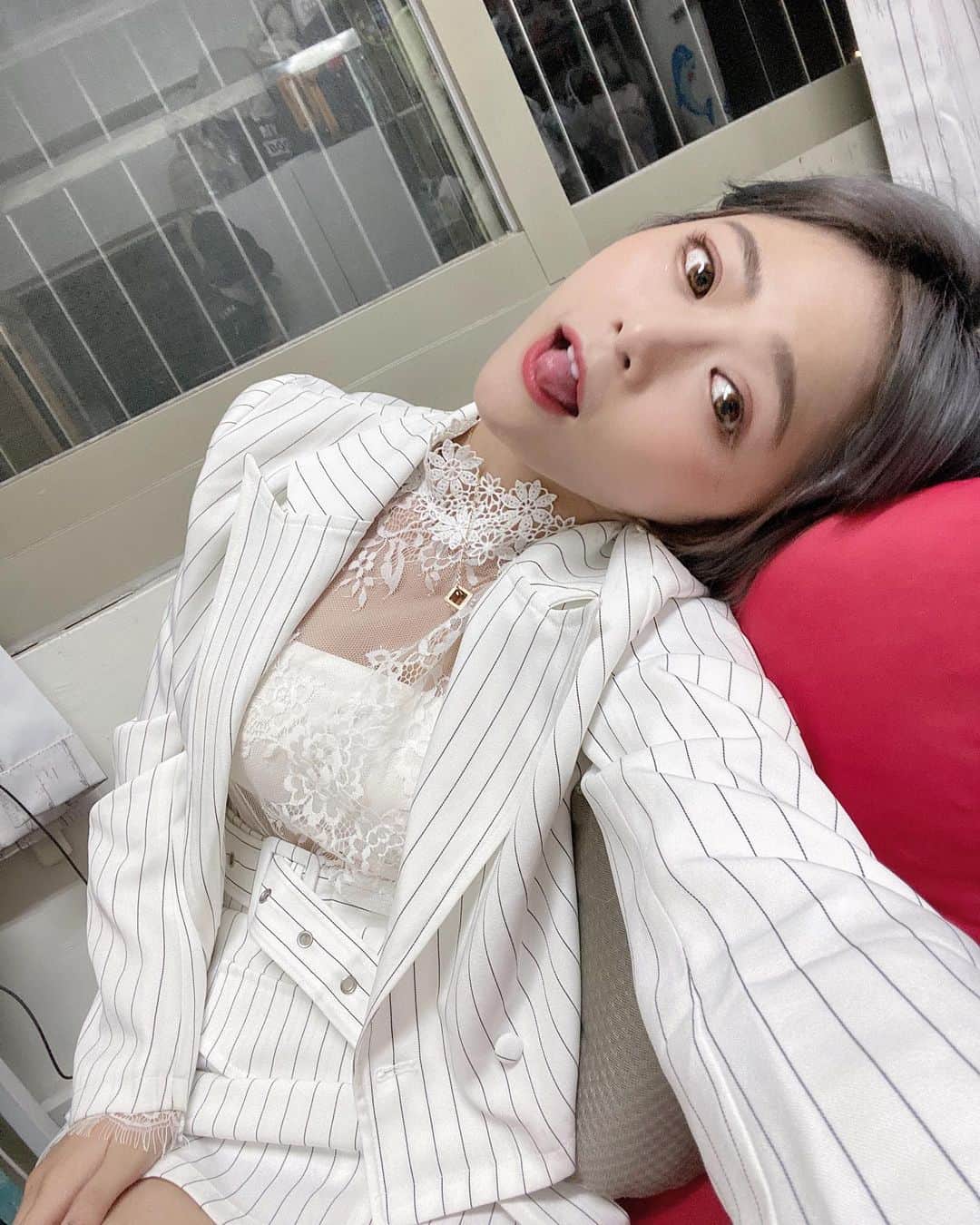 徐薇涵（Wei Han Xu）さんのインスタグラム写真 - (徐薇涵（Wei Han Xu）Instagram)「好累喲～不想上班💼 星期一就想軟爛的躺在椅子上💺 （朵啦看到這照片又要說我舌頭沒收好了）😛 今天家庭日做了好多事 滿足🈵️」11月2日 22時31分 - pppig