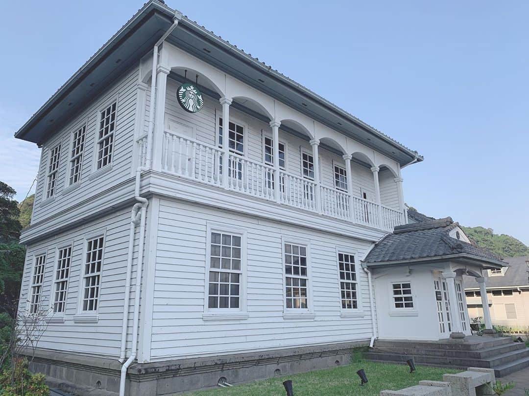 太田里織菜のインスタグラム：「. . 鹿児島県にあるスタバ♡ . 日本の３号店なんだよ〜\( *´•ω•`*)/ . レトロな感じでかわいかった♡♡♡ . #らぶどる #スタバ #スターバックス #スターバックスコーヒー #鹿児島スタバ #鹿児島スタバ仙厳園 #スタバ仙巌園店 #スタバ仙巌園」