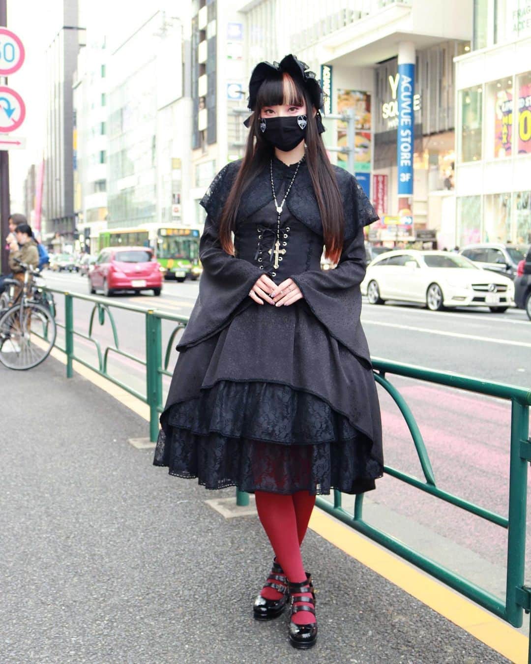 のインスタグラム：「Gothic Lolita 🖤 Uploaded “October Harajuku fashion interviews” in collaboration with @tulle_mag up now! At youtube.com/rinrindoll 💖 @tulle_mag とのコラボ「10月の原宿」の動画アップしてます！youtube.com/rinrindoll💖  (📸 by @tulle_mag // last photo by @glassmachina ) . . #OOTD Dress, headdress, corset, necklace: #mihomatsuda @mihomatsuda_official  Tights: #tutuanna  Mask: #morph8ne @morph8ne_official  Rings: #annasuijapan #viviennewestwoodjapan  . . #rinrindoll #japan #tokyo #harajuku #japanesefashion #tokyofashion #harajukufashion #東京 #コーデ #今日のコーデ #lolita #lolitafashion #gothiclolita #ロリータ #ゴシックロリータ #原宿 #秋コーデ #秋 #autumn #autumnfashion」