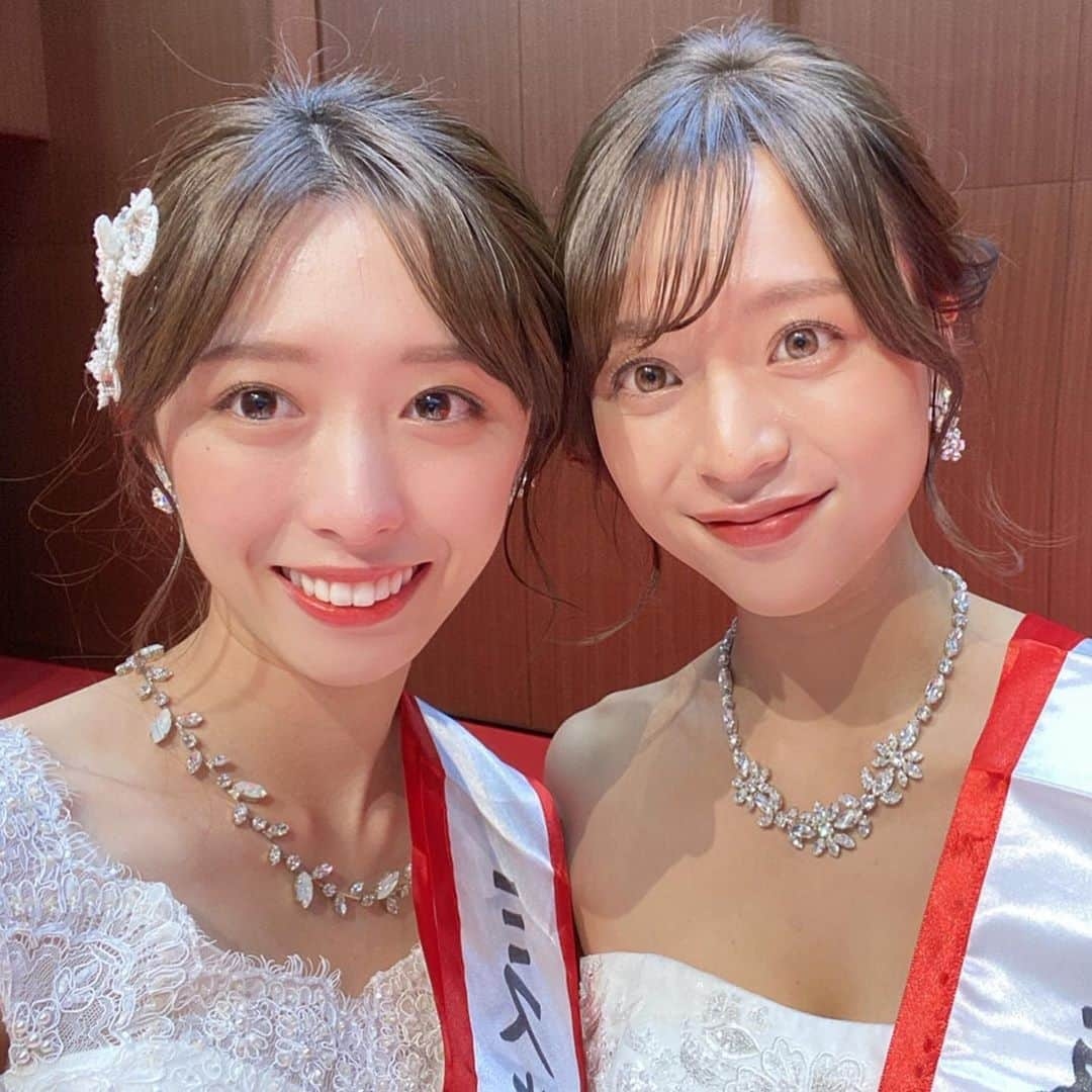 依田奈波さんのインスタグラム写真 - (依田奈波Instagram)「この4ヶ月間応援本当にありがとうございました。  まさか自分が青山のミスコンに出場できるとは高校生時代思っていなかったので、選ばれたときは自分自身も最初は実感がありませんでした。 あのキラキラと輝いている憧れの青山ミスコンにでれるんだ！と喜んでいたのも束の間、活動が始まるとこんなにもSNSやさまざまな活動に追われてミスコンってこんなに忙しいし大変なのかと本当に驚きました。  私はものすごくポジティブな性格なので、きっと乗り越えられる！嫌なこと言われたときでも気にしないでいこう！と思っていました。ですが、いつの間にかそうやって強がっている自分がいてふと気付いたときに「私、本当はものすごーく不安なんだ」と思い、そのことをマネージャーに口にしたとき自然と涙がでてきて、言葉にしたらとても楽になりました。そして、そんな自信を失いそうなときでも、DMやコメントでのみなさんからの応援メッセージが私の心の励みになりました。 ミスコンが終わってからもあたたかいメッセージが沢山で、こんなに嬉しいことはありません。本当にありがとうございました！ 相手の気持ちに寄り添うことをモットーに頑張ってきましたが、応援してくださる方の思いやりの方が本当に優しくてあたたかくて、私はまだまだです。  そして、リプやコメントで話すなかでみなさんと仲良くなったり、そんな関係性がとてもとっても幸せでした☺️ 私がミスコンに挑戦することで、応援してくださった方々に何か心を動かすようなものが届いていたら後悔は全くありません。  このコロナ禍のなかで、無事に青山ミスコン2020が開催できたことを本当に感謝しています。  このミスコンを通して貴重な体験をさせていただき、本当にありがとうございました！！ 応援してくださった方々、候補者のみんな、広告研究会のみんなと出会えたことが私の宝物です。 この経験を必ず、今後の活動に生かして頑張りますのでこれからも成長を見守っていただけると嬉しいです。  候補者のみんな、広告研究会のみんな本当にお疲れ様😌  依田奈波  #ワタベウェディング #リゾートウェディング #青山ミスコン #青学 #青山ミスコン2020」11月2日 22時33分 - nanami_yoda