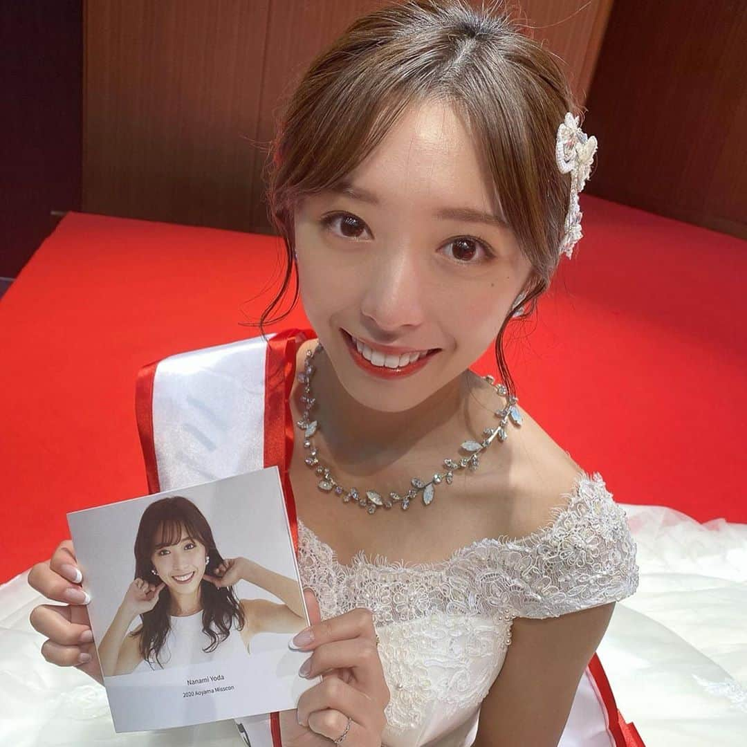 依田奈波さんのインスタグラム写真 - (依田奈波Instagram)「この4ヶ月間応援本当にありがとうございました。  まさか自分が青山のミスコンに出場できるとは高校生時代思っていなかったので、選ばれたときは自分自身も最初は実感がありませんでした。 あのキラキラと輝いている憧れの青山ミスコンにでれるんだ！と喜んでいたのも束の間、活動が始まるとこんなにもSNSやさまざまな活動に追われてミスコンってこんなに忙しいし大変なのかと本当に驚きました。  私はものすごくポジティブな性格なので、きっと乗り越えられる！嫌なこと言われたときでも気にしないでいこう！と思っていました。ですが、いつの間にかそうやって強がっている自分がいてふと気付いたときに「私、本当はものすごーく不安なんだ」と思い、そのことをマネージャーに口にしたとき自然と涙がでてきて、言葉にしたらとても楽になりました。そして、そんな自信を失いそうなときでも、DMやコメントでのみなさんからの応援メッセージが私の心の励みになりました。 ミスコンが終わってからもあたたかいメッセージが沢山で、こんなに嬉しいことはありません。本当にありがとうございました！ 相手の気持ちに寄り添うことをモットーに頑張ってきましたが、応援してくださる方の思いやりの方が本当に優しくてあたたかくて、私はまだまだです。  そして、リプやコメントで話すなかでみなさんと仲良くなったり、そんな関係性がとてもとっても幸せでした☺️ 私がミスコンに挑戦することで、応援してくださった方々に何か心を動かすようなものが届いていたら後悔は全くありません。  このコロナ禍のなかで、無事に青山ミスコン2020が開催できたことを本当に感謝しています。  このミスコンを通して貴重な体験をさせていただき、本当にありがとうございました！！ 応援してくださった方々、候補者のみんな、広告研究会のみんなと出会えたことが私の宝物です。 この経験を必ず、今後の活動に生かして頑張りますのでこれからも成長を見守っていただけると嬉しいです。  候補者のみんな、広告研究会のみんな本当にお疲れ様😌  依田奈波  #ワタベウェディング #リゾートウェディング #青山ミスコン #青学 #青山ミスコン2020」11月2日 22時33分 - nanami_yoda