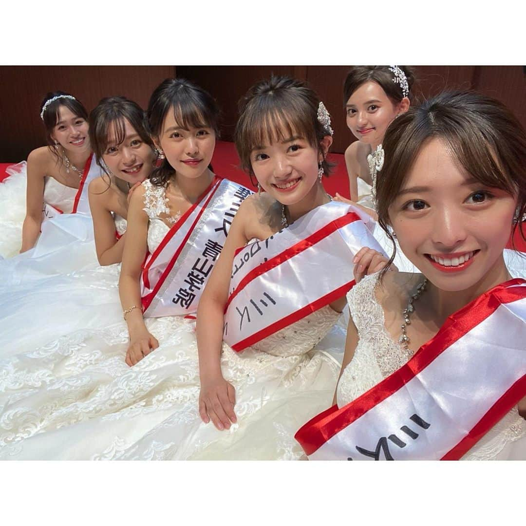 依田奈波さんのインスタグラム写真 - (依田奈波Instagram)「この4ヶ月間応援本当にありがとうございました。  まさか自分が青山のミスコンに出場できるとは高校生時代思っていなかったので、選ばれたときは自分自身も最初は実感がありませんでした。 あのキラキラと輝いている憧れの青山ミスコンにでれるんだ！と喜んでいたのも束の間、活動が始まるとこんなにもSNSやさまざまな活動に追われてミスコンってこんなに忙しいし大変なのかと本当に驚きました。  私はものすごくポジティブな性格なので、きっと乗り越えられる！嫌なこと言われたときでも気にしないでいこう！と思っていました。ですが、いつの間にかそうやって強がっている自分がいてふと気付いたときに「私、本当はものすごーく不安なんだ」と思い、そのことをマネージャーに口にしたとき自然と涙がでてきて、言葉にしたらとても楽になりました。そして、そんな自信を失いそうなときでも、DMやコメントでのみなさんからの応援メッセージが私の心の励みになりました。 ミスコンが終わってからもあたたかいメッセージが沢山で、こんなに嬉しいことはありません。本当にありがとうございました！ 相手の気持ちに寄り添うことをモットーに頑張ってきましたが、応援してくださる方の思いやりの方が本当に優しくてあたたかくて、私はまだまだです。  そして、リプやコメントで話すなかでみなさんと仲良くなったり、そんな関係性がとてもとっても幸せでした☺️ 私がミスコンに挑戦することで、応援してくださった方々に何か心を動かすようなものが届いていたら後悔は全くありません。  このコロナ禍のなかで、無事に青山ミスコン2020が開催できたことを本当に感謝しています。  このミスコンを通して貴重な体験をさせていただき、本当にありがとうございました！！ 応援してくださった方々、候補者のみんな、広告研究会のみんなと出会えたことが私の宝物です。 この経験を必ず、今後の活動に生かして頑張りますのでこれからも成長を見守っていただけると嬉しいです。  候補者のみんな、広告研究会のみんな本当にお疲れ様😌  依田奈波  #ワタベウェディング #リゾートウェディング #青山ミスコン #青学 #青山ミスコン2020」11月2日 22時33分 - nanami_yoda