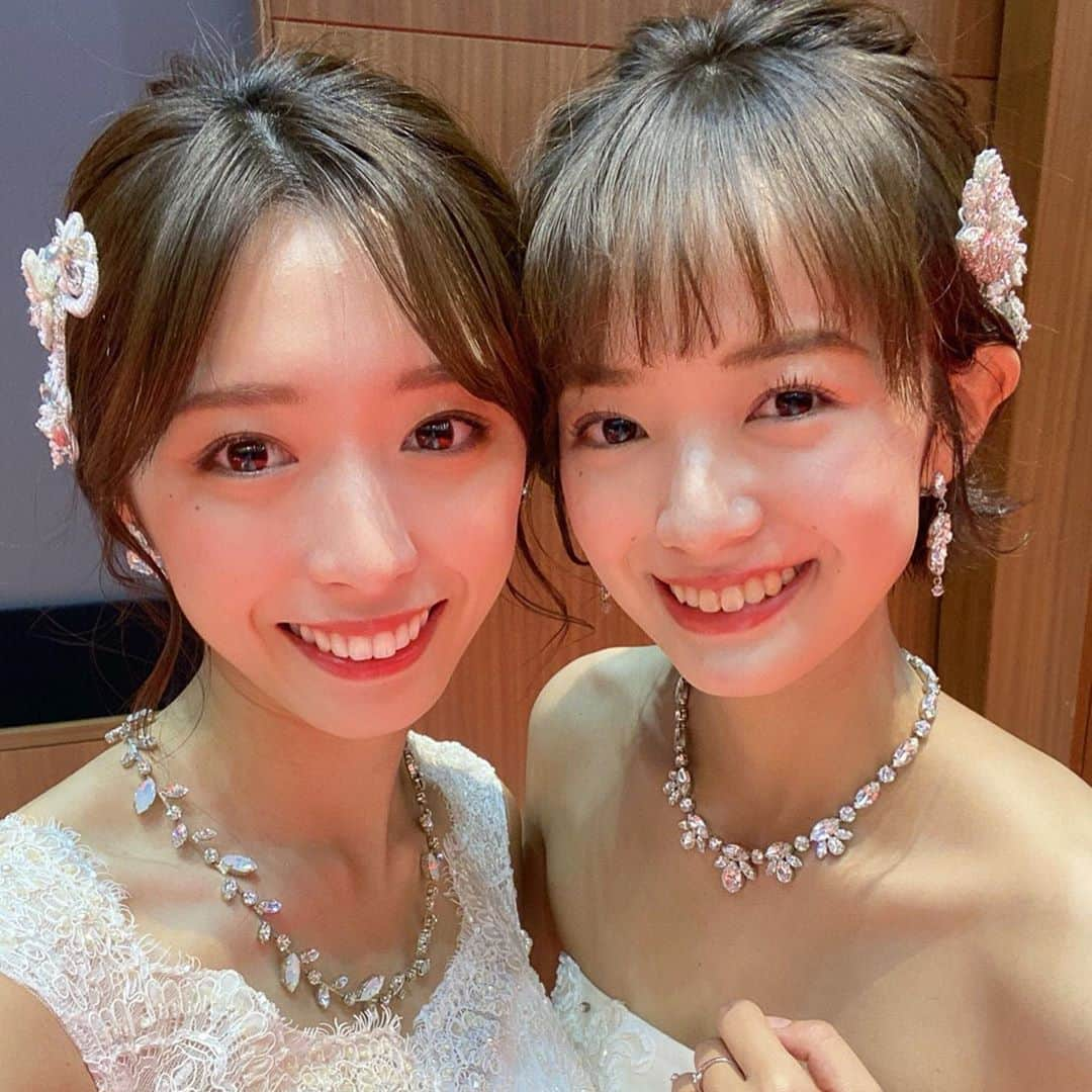 依田奈波さんのインスタグラム写真 - (依田奈波Instagram)「この4ヶ月間応援本当にありがとうございました。  まさか自分が青山のミスコンに出場できるとは高校生時代思っていなかったので、選ばれたときは自分自身も最初は実感がありませんでした。 あのキラキラと輝いている憧れの青山ミスコンにでれるんだ！と喜んでいたのも束の間、活動が始まるとこんなにもSNSやさまざまな活動に追われてミスコンってこんなに忙しいし大変なのかと本当に驚きました。  私はものすごくポジティブな性格なので、きっと乗り越えられる！嫌なこと言われたときでも気にしないでいこう！と思っていました。ですが、いつの間にかそうやって強がっている自分がいてふと気付いたときに「私、本当はものすごーく不安なんだ」と思い、そのことをマネージャーに口にしたとき自然と涙がでてきて、言葉にしたらとても楽になりました。そして、そんな自信を失いそうなときでも、DMやコメントでのみなさんからの応援メッセージが私の心の励みになりました。 ミスコンが終わってからもあたたかいメッセージが沢山で、こんなに嬉しいことはありません。本当にありがとうございました！ 相手の気持ちに寄り添うことをモットーに頑張ってきましたが、応援してくださる方の思いやりの方が本当に優しくてあたたかくて、私はまだまだです。  そして、リプやコメントで話すなかでみなさんと仲良くなったり、そんな関係性がとてもとっても幸せでした☺️ 私がミスコンに挑戦することで、応援してくださった方々に何か心を動かすようなものが届いていたら後悔は全くありません。  このコロナ禍のなかで、無事に青山ミスコン2020が開催できたことを本当に感謝しています。  このミスコンを通して貴重な体験をさせていただき、本当にありがとうございました！！ 応援してくださった方々、候補者のみんな、広告研究会のみんなと出会えたことが私の宝物です。 この経験を必ず、今後の活動に生かして頑張りますのでこれからも成長を見守っていただけると嬉しいです。  候補者のみんな、広告研究会のみんな本当にお疲れ様😌  依田奈波  #ワタベウェディング #リゾートウェディング #青山ミスコン #青学 #青山ミスコン2020」11月2日 22時33分 - nanami_yoda