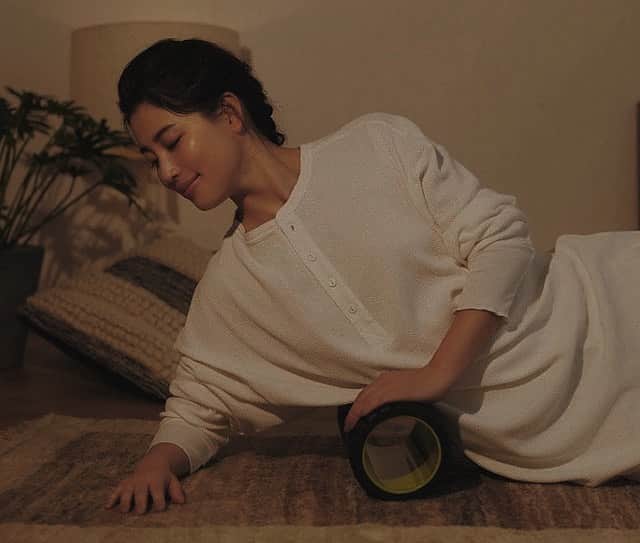 JUNNAのインスタグラム：「ストイックになりすぎず、 そのときの気分を尊重して過ごす。  体型維持もスキンケアも決めごとはつくらず、 気分を優先する。  @ellejapan にて @decencia_official の記事が公開となりました。  お仕事のこと、スキンケアのこと、 私の一日の過ごし方等ご紹介しています。  @decencia_official のアヤナス　シリーズ さらりと軽いオイル状のシワケア美容液でメイク前の肌を整えて。 一日中明るくハリのある艶肌は 気分をあげてくれる... この肌の安定感が病みつきで既に一本使い切りました🤭  続きはストーリーにリンクを貼ったので そちらからご覧下さい🙏  撮影もとっても楽しかった✨  Photo : NOBUKO BABA/signo Hair&Makeup : CHIKA SUZUKI/a.k.a Props Styling : TOMOKO ISHIYAMA Graphic design : HIKARI SAKURAI/signo Realization : KYOKO INOU  #ellepromotion #ディセンシア#肌質改善 #肌 #肌改善  #decencia #スキンケア #シワ改善 #シワ#肌ケア#30代」