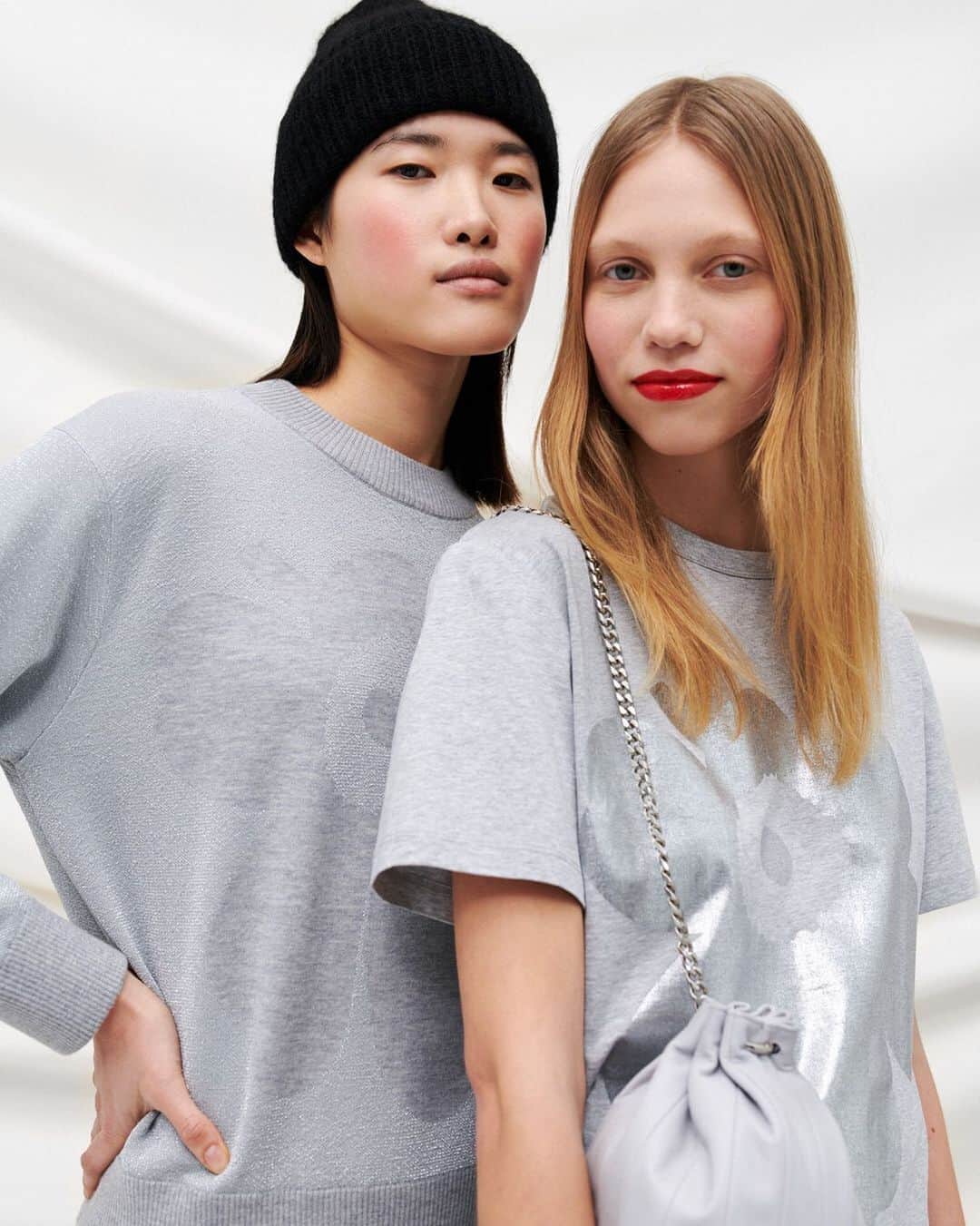 マリメッコのインスタグラム：「Ready for a new week? What tricks do you have up your sleeve to kick start the new week or to feel more festive? For us, a touch of silvery sheen and red lipstick goes a long way. #marimekko」