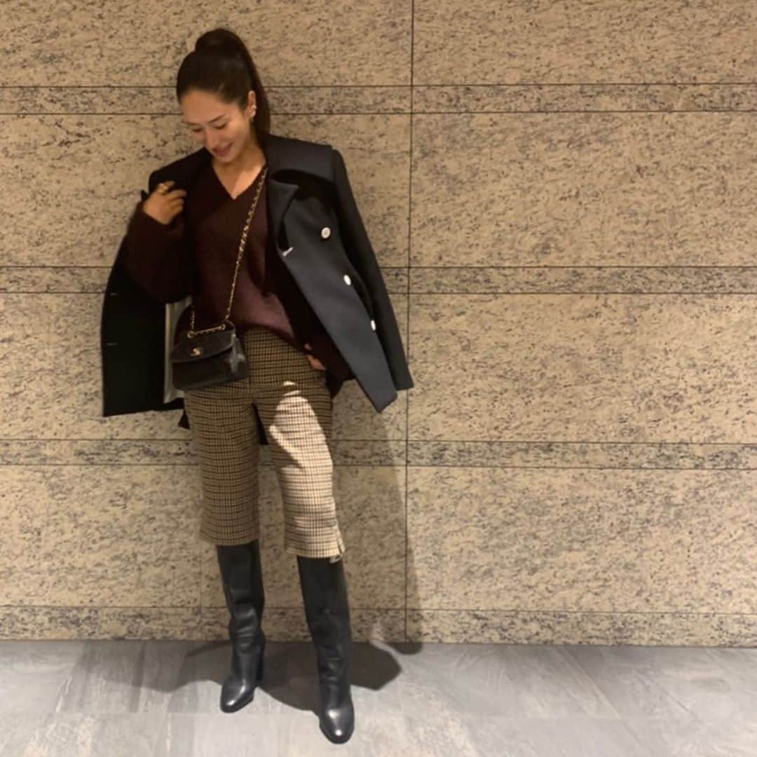 亀恭子のインスタグラム：「いつかの私。  最近のお気に入り @wacoal.jp　からでてる#ゴコチ　  楽でシルエットもキレイ。 そして秋らしいカラーも。  @wacoal_now でこれから私服と絡めて発信します。  インナーとお洋服との深い関係。 是非チェックして下さい❤︎  someday's… #fashion #ootd #kkstyle #tokyo #kamescloset #coat  #ninarichi #knit #chaos #pants #kaite #bag #chanel #shoes #hermes   #gococi#kamescloset#kkstyle#ワコール#wacoal_sponsored」
