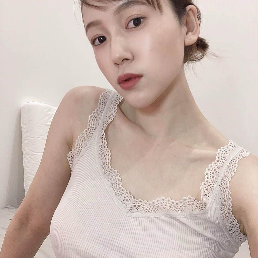 塩谷美佳のインスタグラム：「目指せ卵肌以上の卵肌。💆🏼‍♀️🥚  乾燥してきてもう毎日必死、、、🌬  でもあんま塗りすぎるの好きじゃないからシンプルに、こまめに。  あとはよく寝る。  #卵肌 以上の #卵肌になりたい」