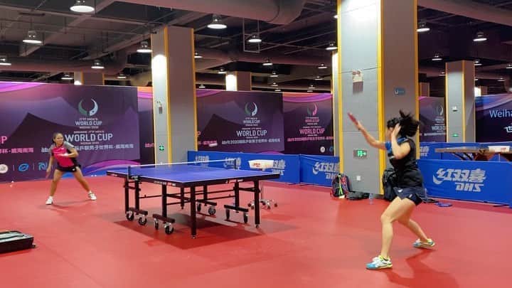 リリー・チャンのインスタグラム：「@diazadriana123 I see your net and raise you an edge 🙊   @ittfworld #RESTART #ChinaBubble #WorldCup #quarantinetraining #tabletennis #lucky」