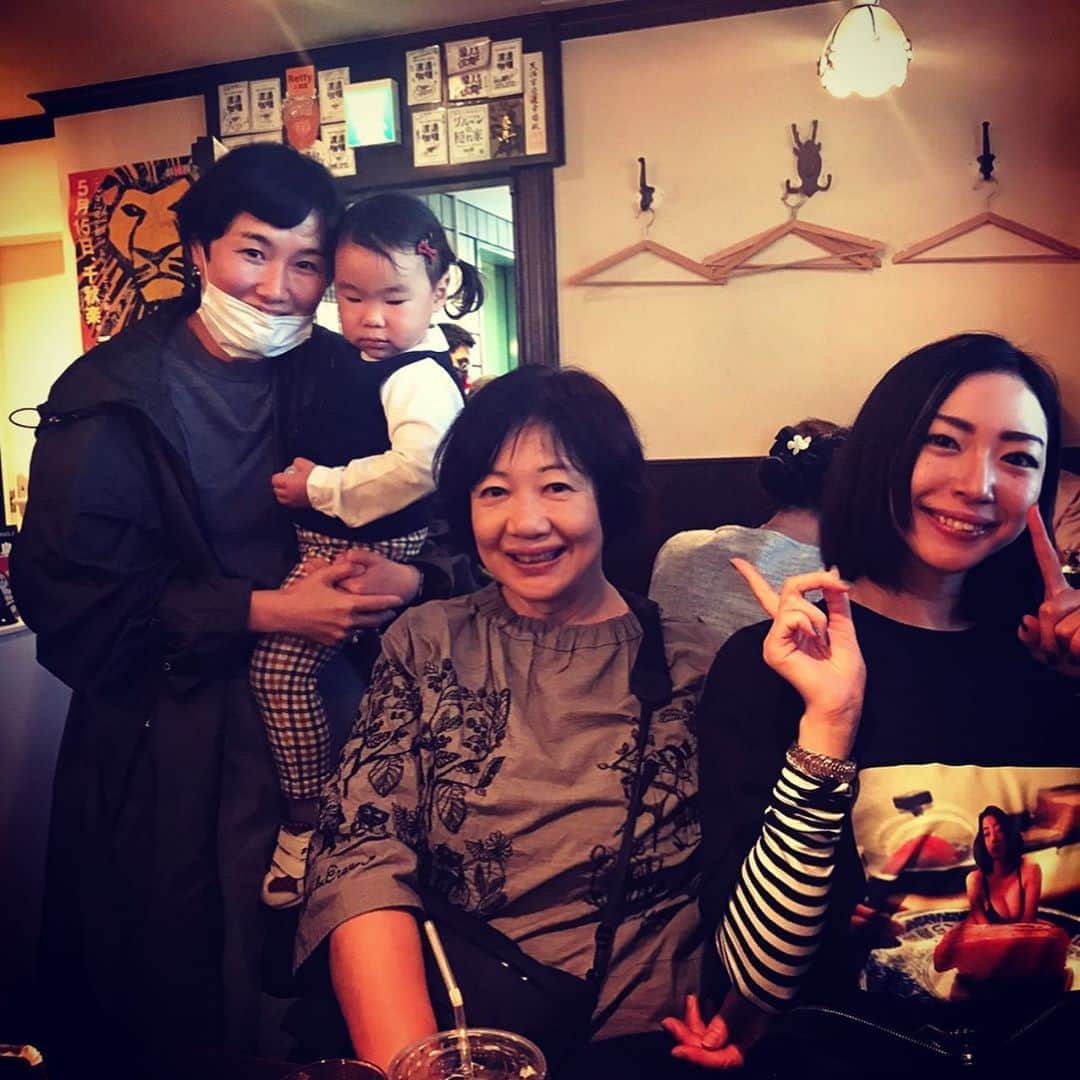 香衣さんのインスタグラム写真 - (香衣Instagram)「喜舌謝トーマス  私が物心つく前からお世話になっていて、物心ついて幼稚園生のときに 大人になったら酒を飲む約束を初めて交わした兄さんのおさむちゃんは 大阪梅田にある 今絶品カレー屋　#渡邊カリー　で 毎日忙しくしています。 もうこの美味しさは是非 実際舌に伝えたいので 梅田に行った際は食べてください。 レトルトカレーも販売されていて プレゼントでも喜ばれます。 カレー粉、レトルトカレー うちの家族毎回大量買いします。  おさむちゃんがかなさんと結婚したときは家族で喜んだのを今でも初めて会って呑んべえ横丁で呑んだのを覚えてます。 そして癒しのこころちゃんに ようやく会うことができた。 毎日かなさんのインスタでみてたからまるでインスタグラマーと会ったようでした。 はやくまた次会えるのが待ち遠しい。 忙しい中ありがとうございました。 もう渡邊カリー食べたい。。 @hi_iamkana   #渡邊カリー梅田本店 #大阪 #梅田#カレー#curry#絶品 #ミシュラン関西#とんかつ #プレミアムとんかつカリー  #美味#大阪グルメ#グルメ #パクチー」11月2日 22時42分 - kaicai
