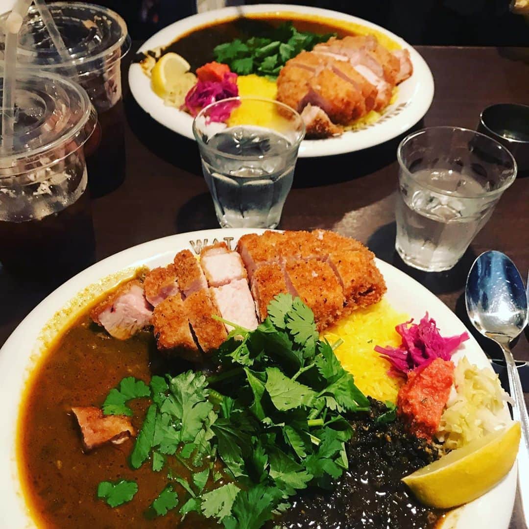 香衣さんのインスタグラム写真 - (香衣Instagram)「喜舌謝トーマス  私が物心つく前からお世話になっていて、物心ついて幼稚園生のときに 大人になったら酒を飲む約束を初めて交わした兄さんのおさむちゃんは 大阪梅田にある 今絶品カレー屋　#渡邊カリー　で 毎日忙しくしています。 もうこの美味しさは是非 実際舌に伝えたいので 梅田に行った際は食べてください。 レトルトカレーも販売されていて プレゼントでも喜ばれます。 カレー粉、レトルトカレー うちの家族毎回大量買いします。  おさむちゃんがかなさんと結婚したときは家族で喜んだのを今でも初めて会って呑んべえ横丁で呑んだのを覚えてます。 そして癒しのこころちゃんに ようやく会うことができた。 毎日かなさんのインスタでみてたからまるでインスタグラマーと会ったようでした。 はやくまた次会えるのが待ち遠しい。 忙しい中ありがとうございました。 もう渡邊カリー食べたい。。 @hi_iamkana   #渡邊カリー梅田本店 #大阪 #梅田#カレー#curry#絶品 #ミシュラン関西#とんかつ #プレミアムとんかつカリー  #美味#大阪グルメ#グルメ #パクチー」11月2日 22時42分 - kaicai