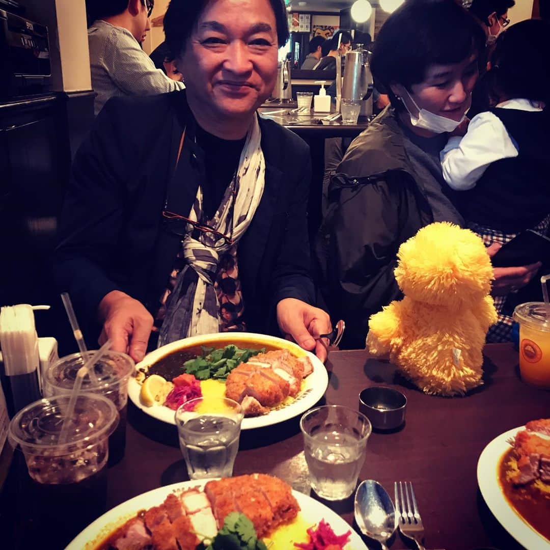 香衣さんのインスタグラム写真 - (香衣Instagram)「喜舌謝トーマス  私が物心つく前からお世話になっていて、物心ついて幼稚園生のときに 大人になったら酒を飲む約束を初めて交わした兄さんのおさむちゃんは 大阪梅田にある 今絶品カレー屋　#渡邊カリー　で 毎日忙しくしています。 もうこの美味しさは是非 実際舌に伝えたいので 梅田に行った際は食べてください。 レトルトカレーも販売されていて プレゼントでも喜ばれます。 カレー粉、レトルトカレー うちの家族毎回大量買いします。  おさむちゃんがかなさんと結婚したときは家族で喜んだのを今でも初めて会って呑んべえ横丁で呑んだのを覚えてます。 そして癒しのこころちゃんに ようやく会うことができた。 毎日かなさんのインスタでみてたからまるでインスタグラマーと会ったようでした。 はやくまた次会えるのが待ち遠しい。 忙しい中ありがとうございました。 もう渡邊カリー食べたい。。 @hi_iamkana   #渡邊カリー梅田本店 #大阪 #梅田#カレー#curry#絶品 #ミシュラン関西#とんかつ #プレミアムとんかつカリー  #美味#大阪グルメ#グルメ #パクチー」11月2日 22時42分 - kaicai