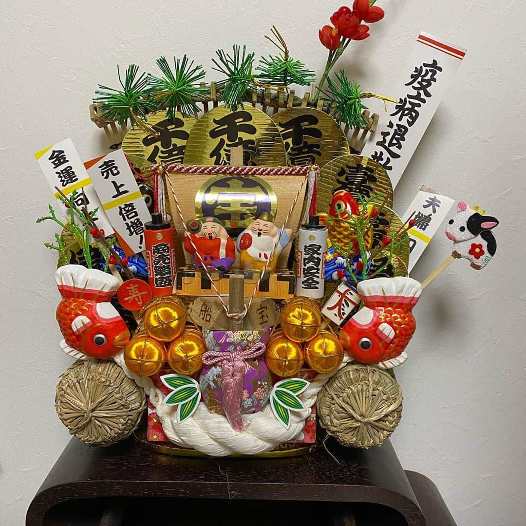 富士川碧砂さんのインスタグラム写真 - (富士川碧砂Instagram)「花園神社の熊手。  『疫病退散』の指物が‼️  今年は、11月2日、14日、26日と三の酉まであります。　　  三の酉まである年は火事が多いとのいい伝えがありますので、火の用心を気をつけてくださいね。  今年は三の酉まであります！  酉の市に関して、今日のブログに書きました。  アメブロ　富士川碧砂で検索してお読みくださいね！  #酉の市 #三の酉まである年は火事が多い #花園神社 #富士川碧砂 #占い師 #オーラ透視 #オーラ透視リーディング  #オーラ」11月2日 22時44分 - fujikawamisa